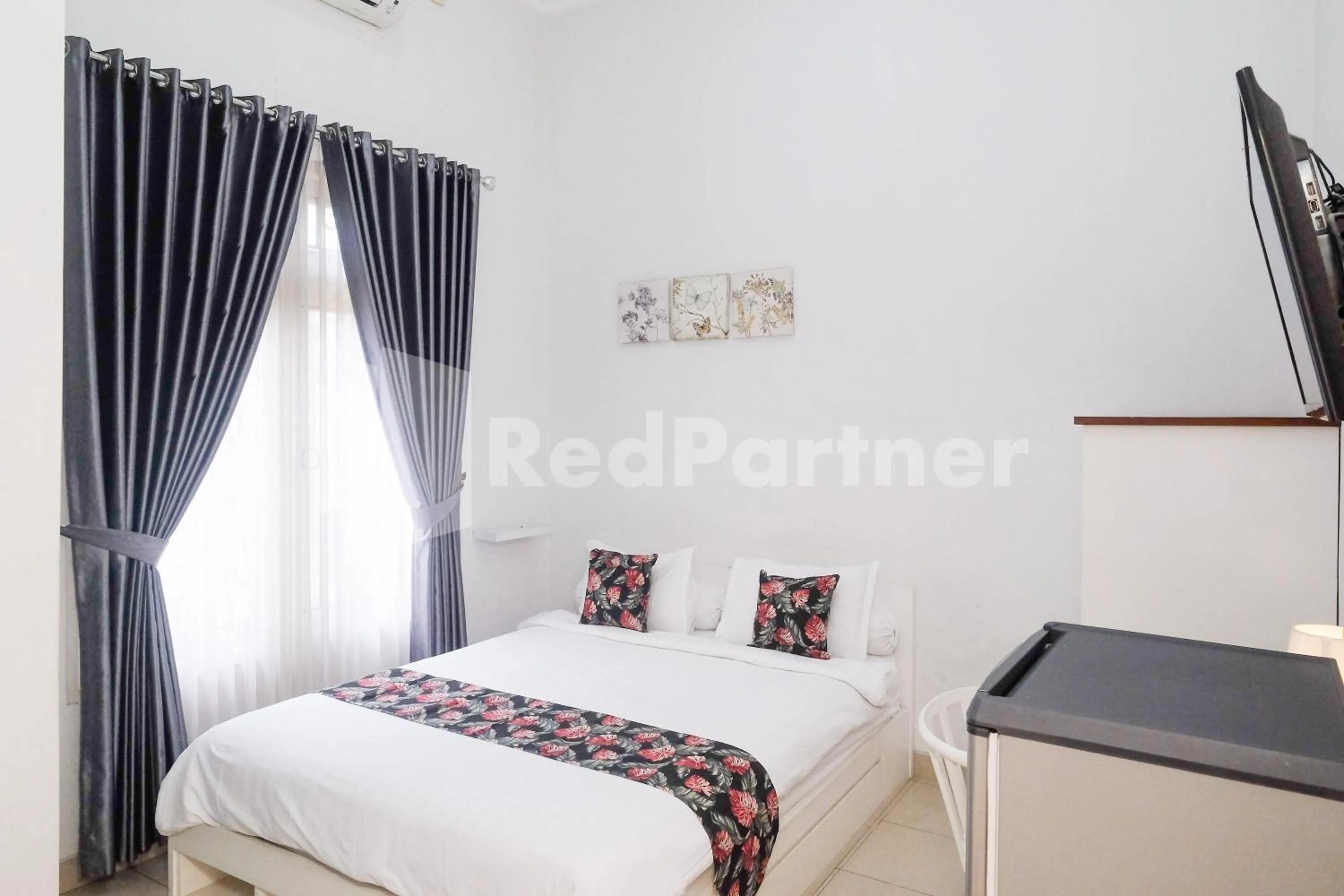 Bed in Just 11 Boutique Syariah Mitra RedDoorz near UGM Yogyakarta