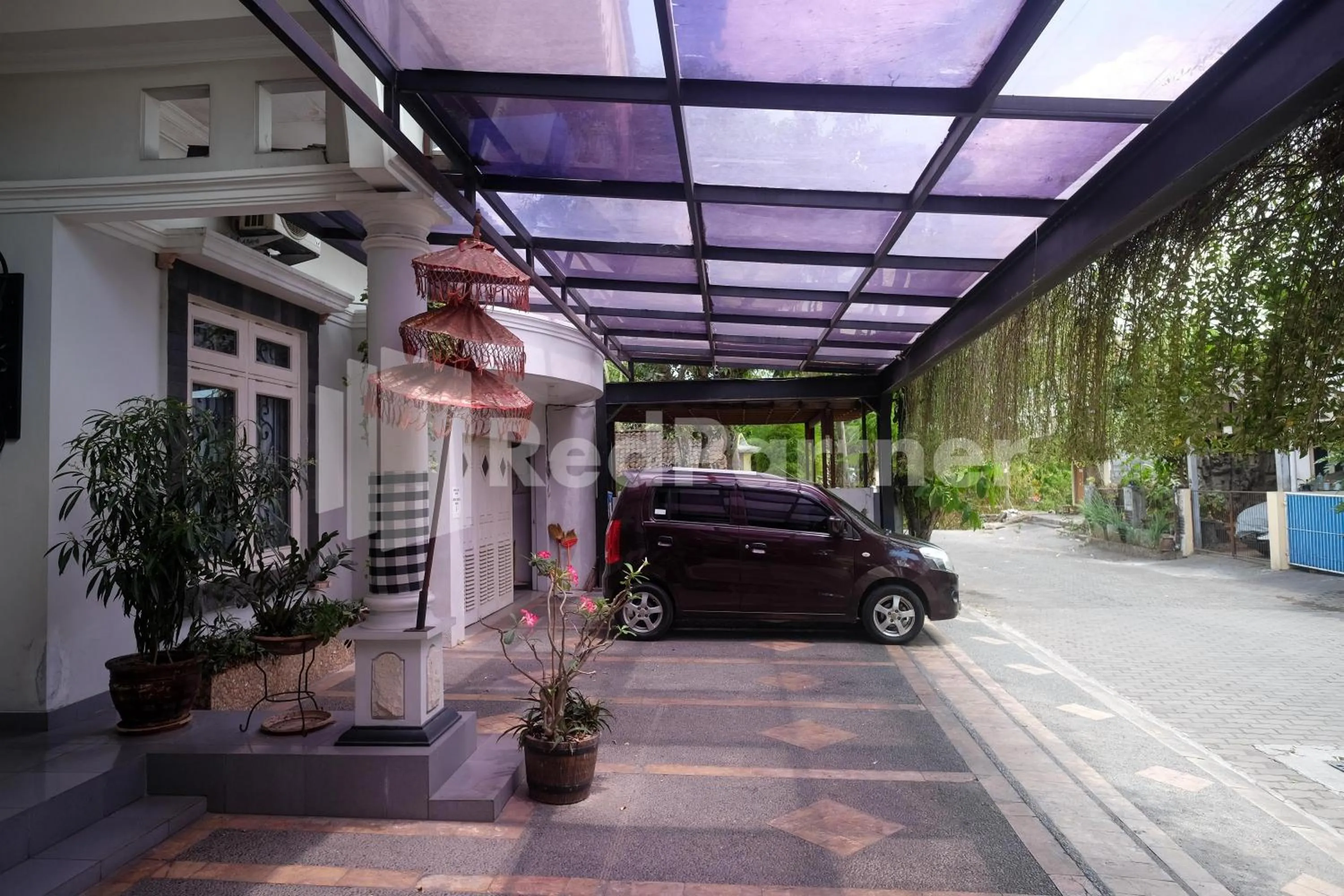 Parking in Just 11 Boutique Syariah Mitra RedDoorz near UGM Yogyakarta