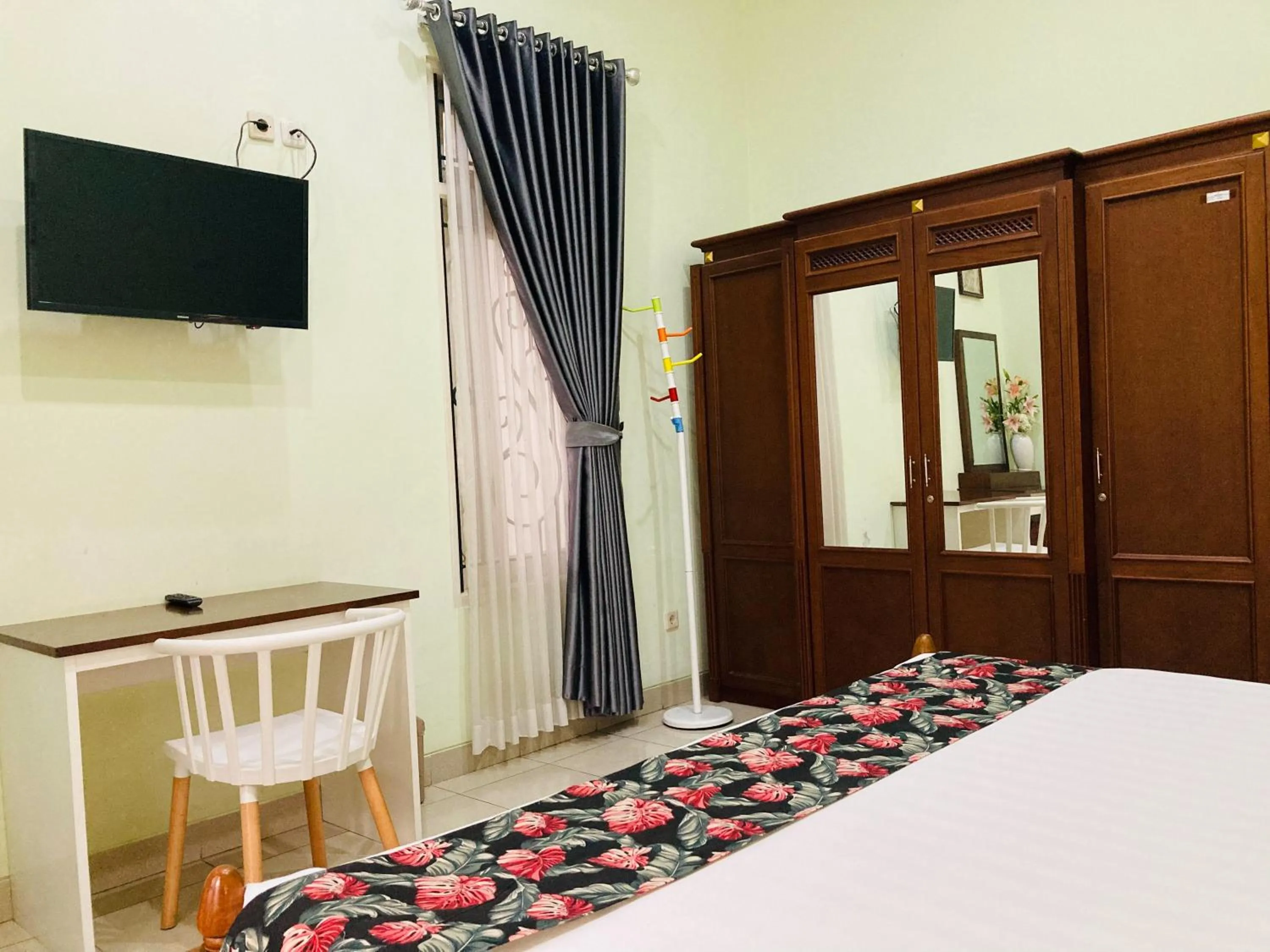 Bed in Just 11 Boutique Syariah Mitra RedDoorz near UGM Yogyakarta