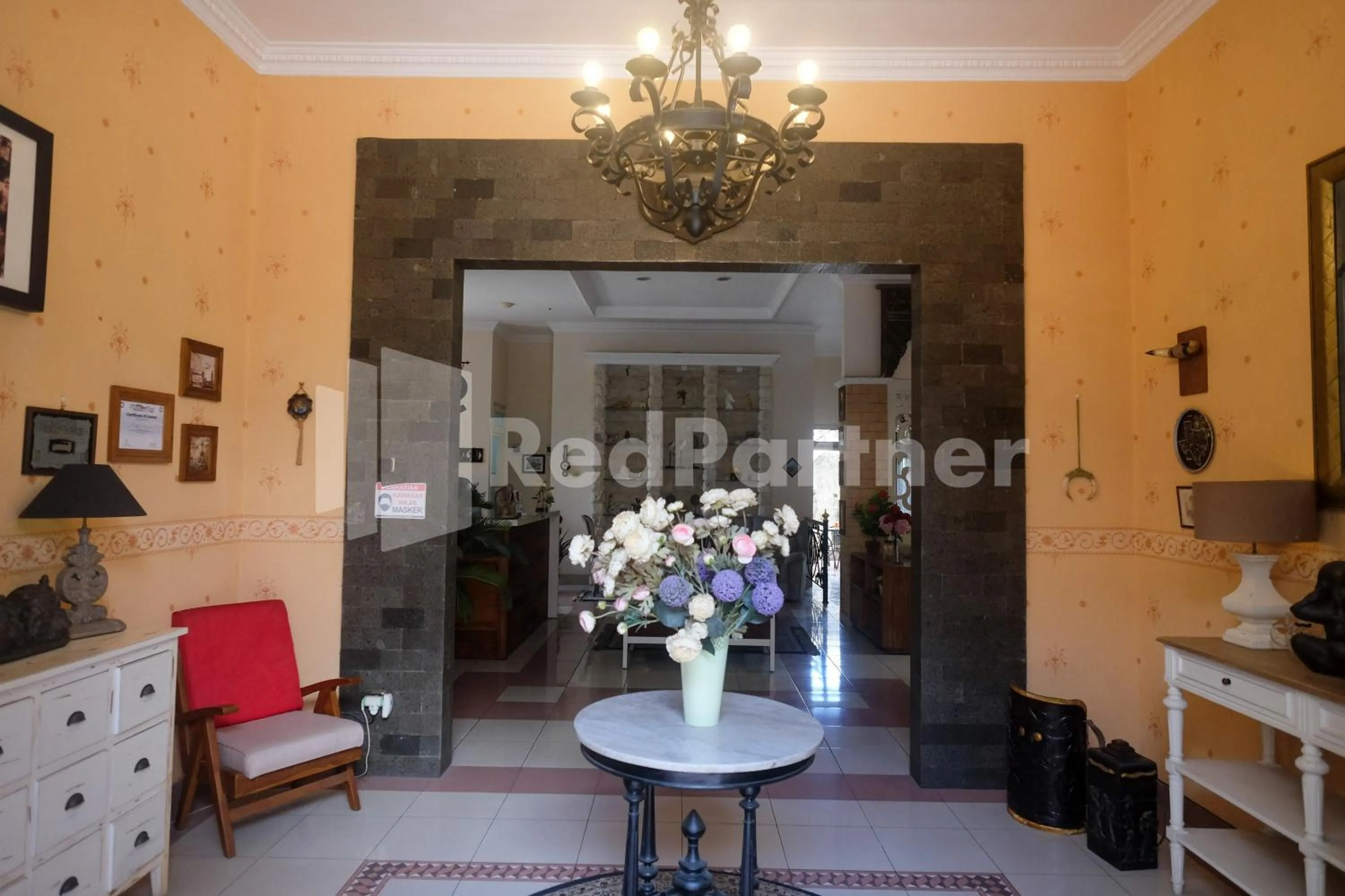 Living room in Just 11 Boutique Syariah Mitra RedDoorz near UGM Yogyakarta