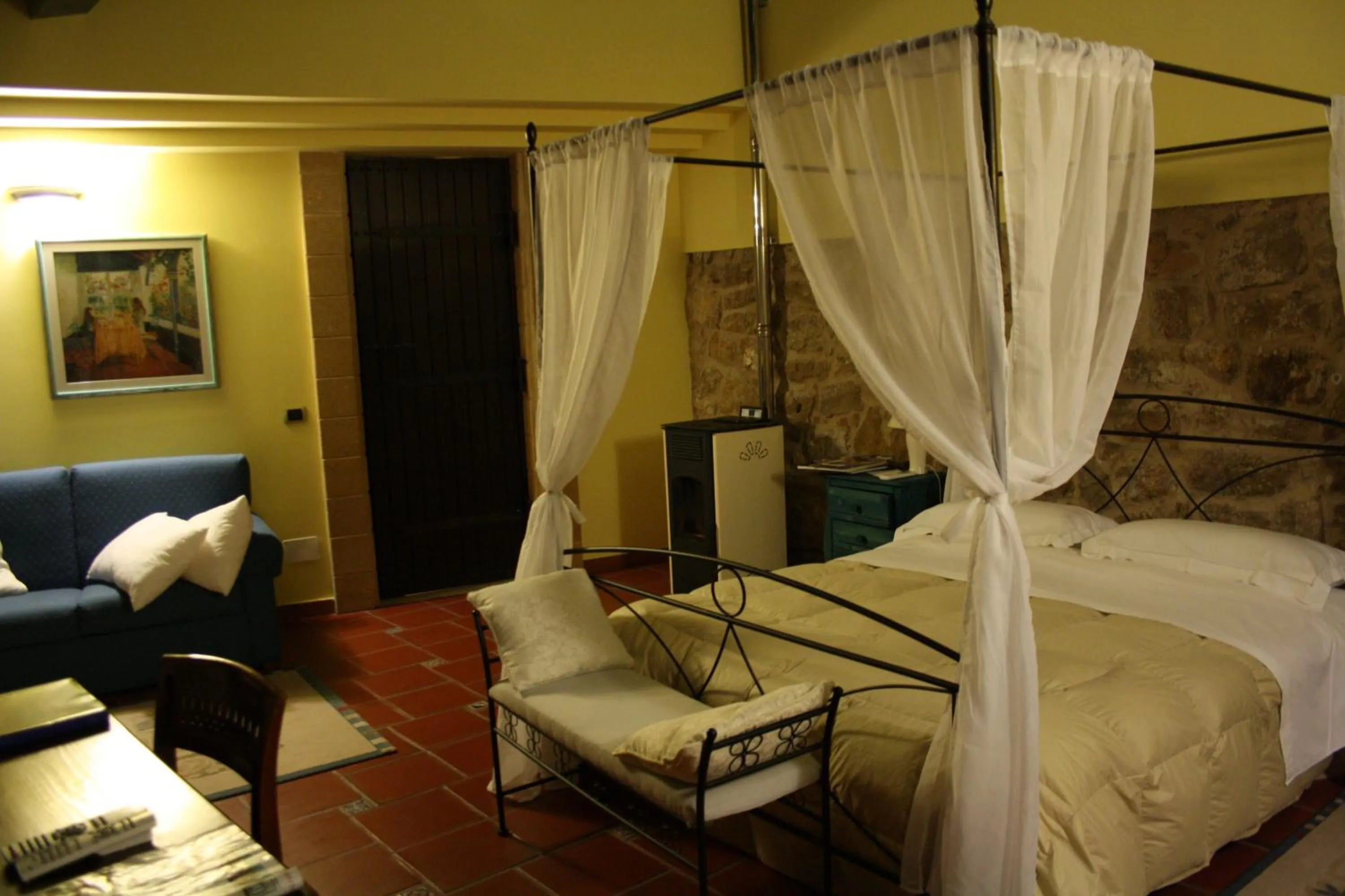 Photo of the whole room, Bed in Villa Clementine