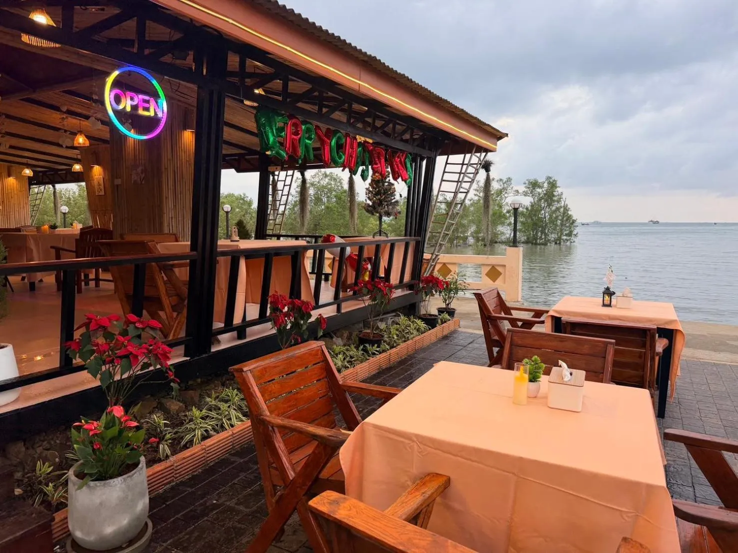 Lounge or bar in Diamond Beach Resort