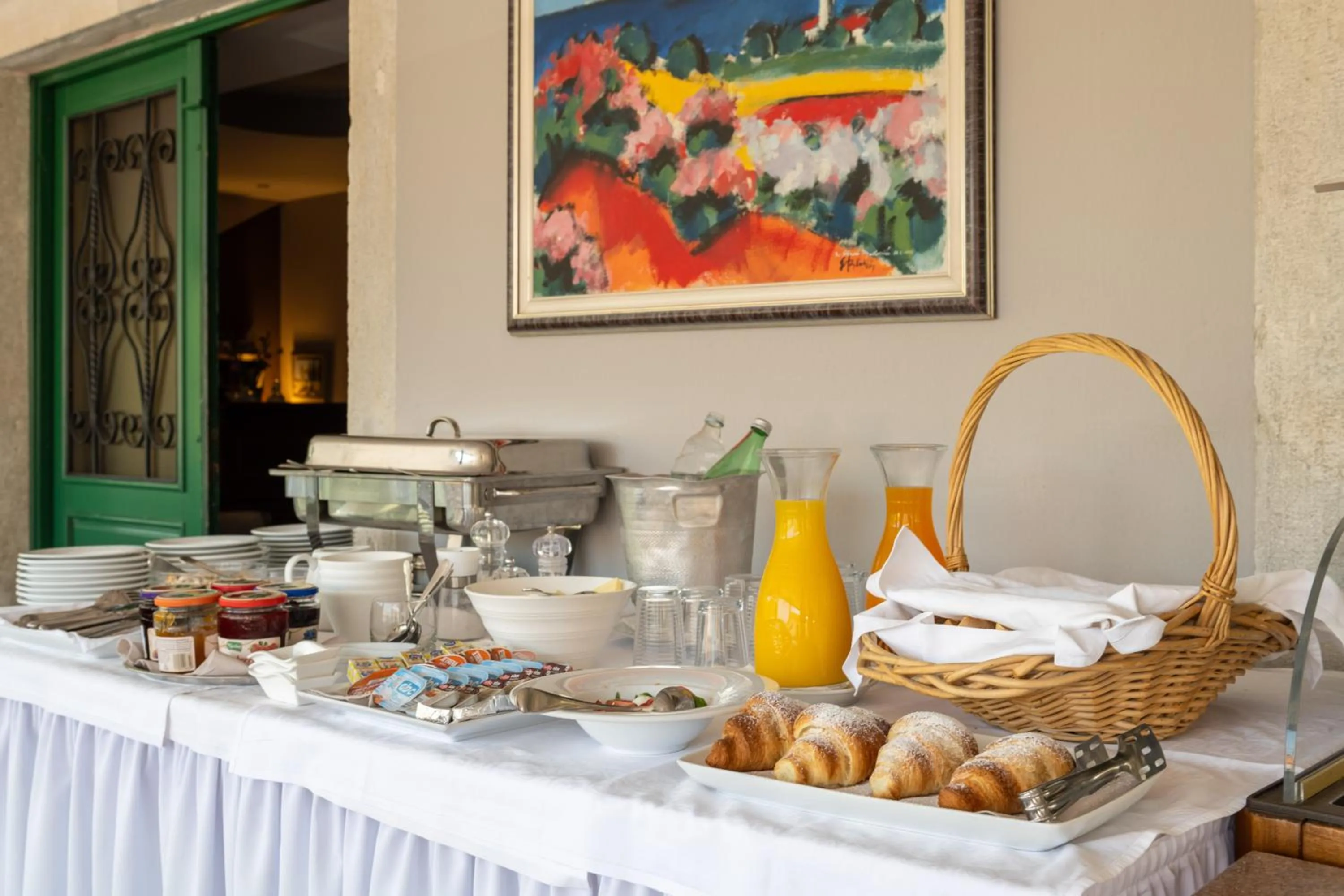 Food in Hotel Nostromo