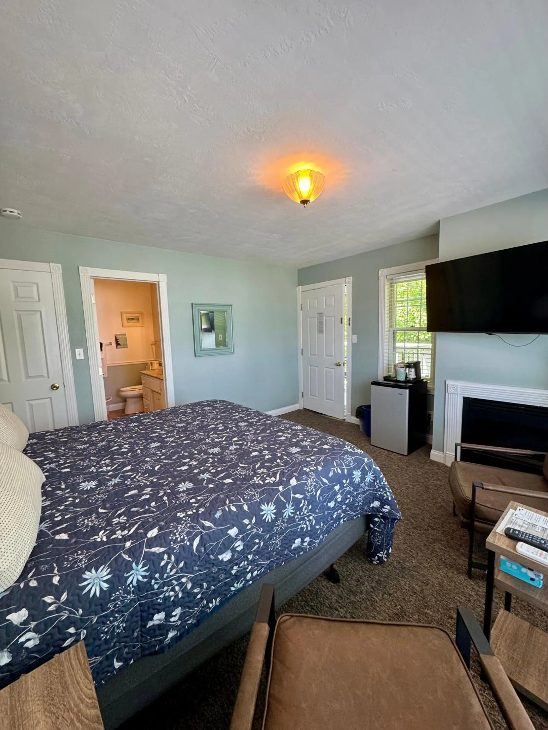 Bed in Cedar Court Inn