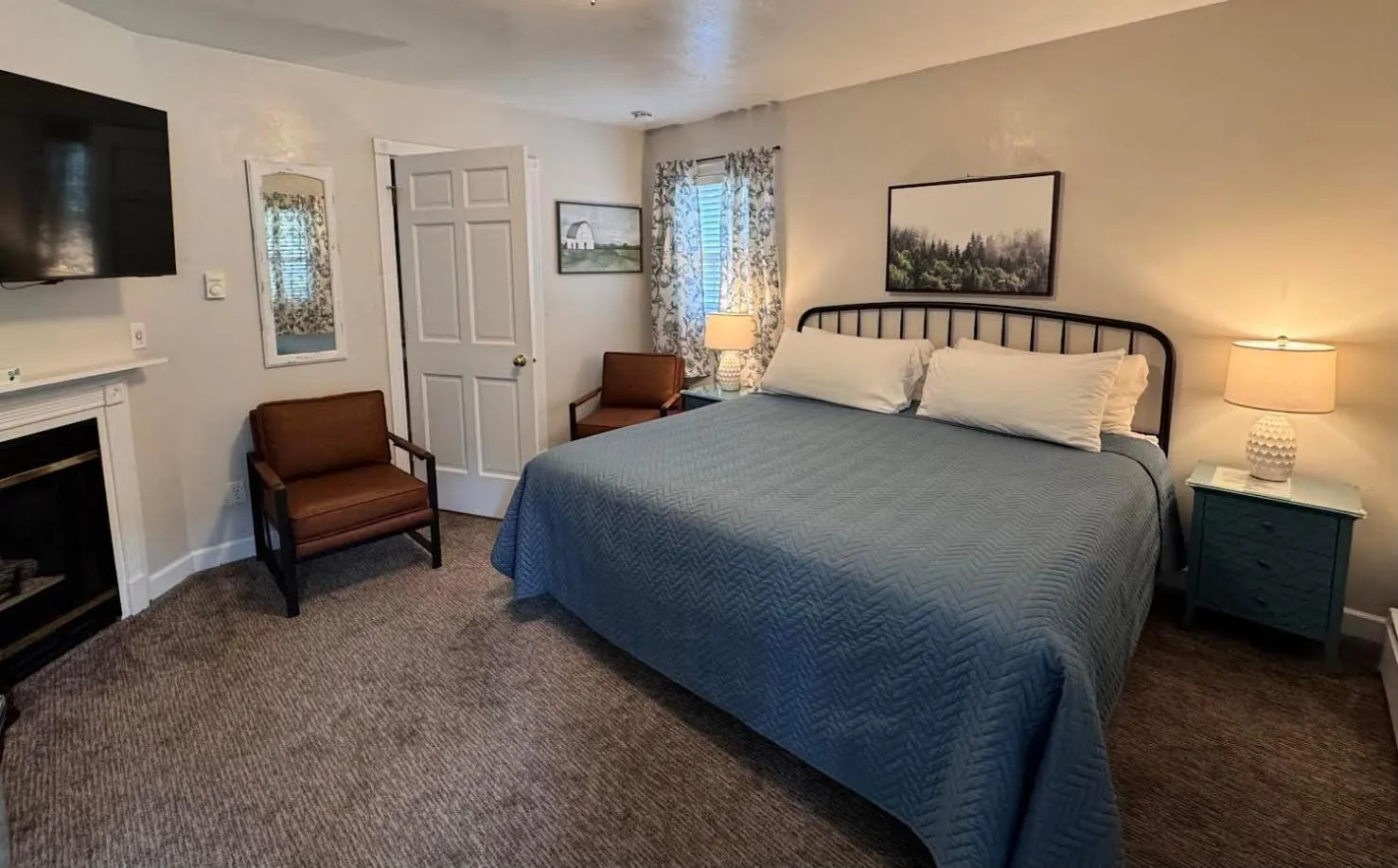 Bed in Cedar Court Inn