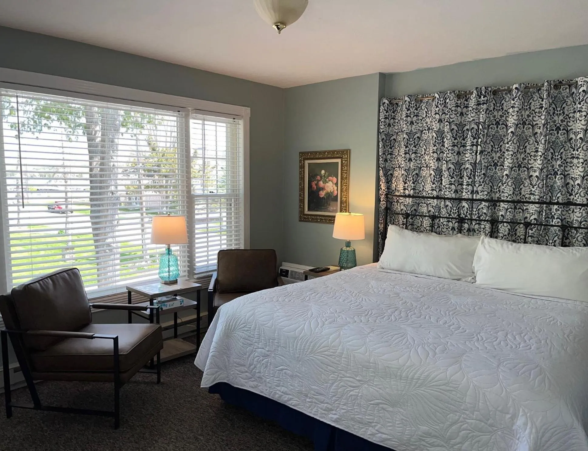 Bed in Cedar Court Inn