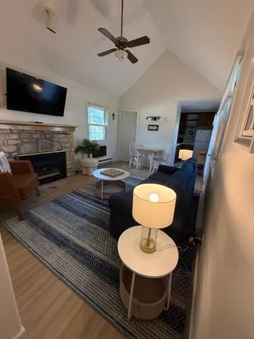 Photo of the whole room, Bed in Cedar Court Inn