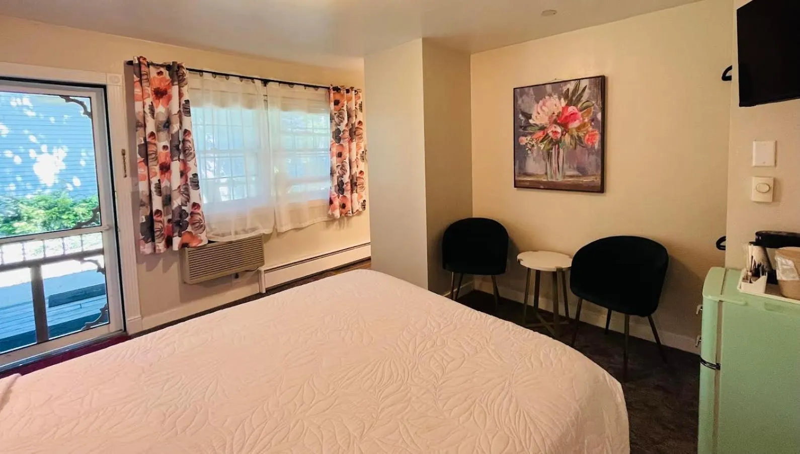 Bed in Cedar Court Inn