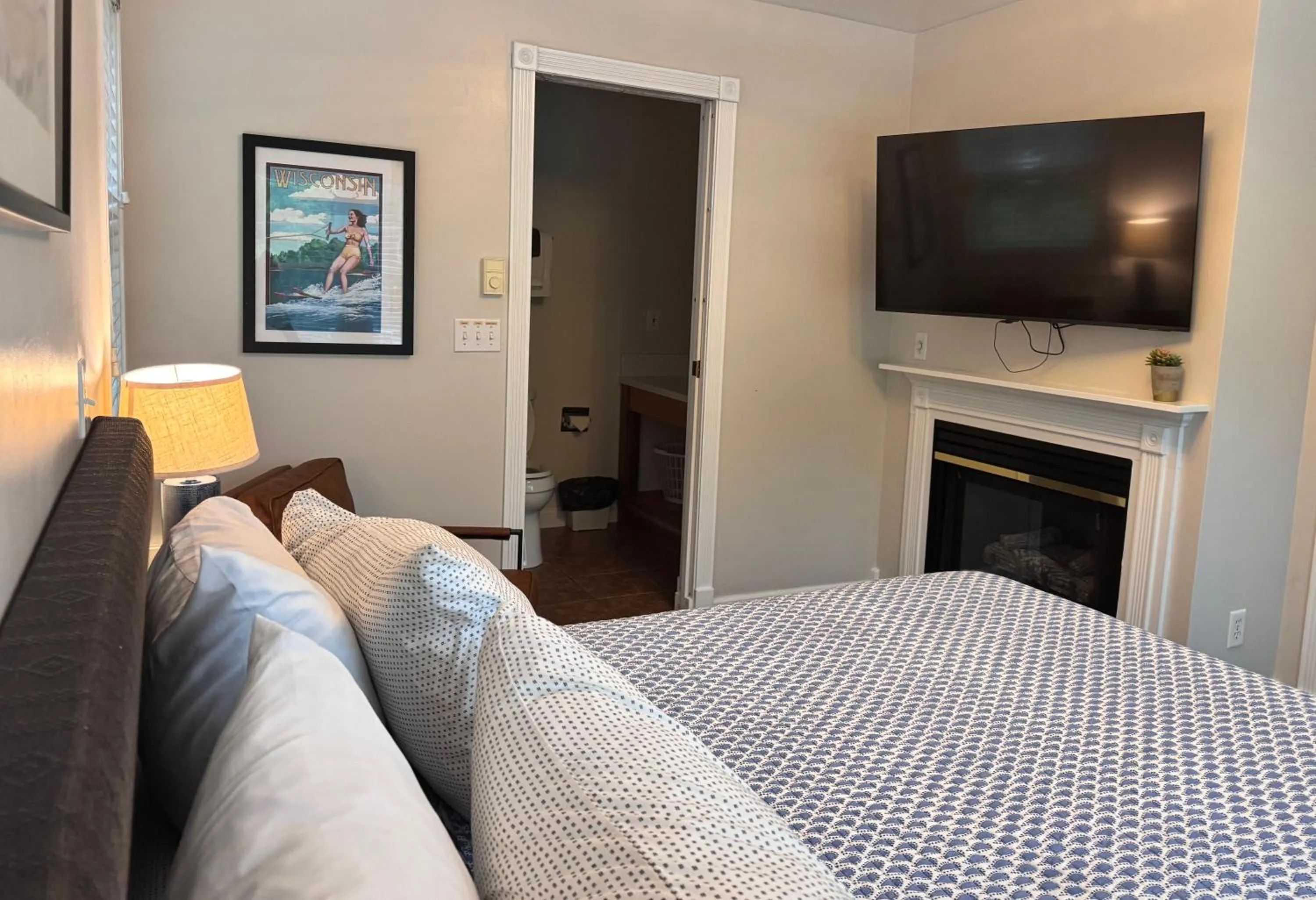 Bed in Cedar Court Inn