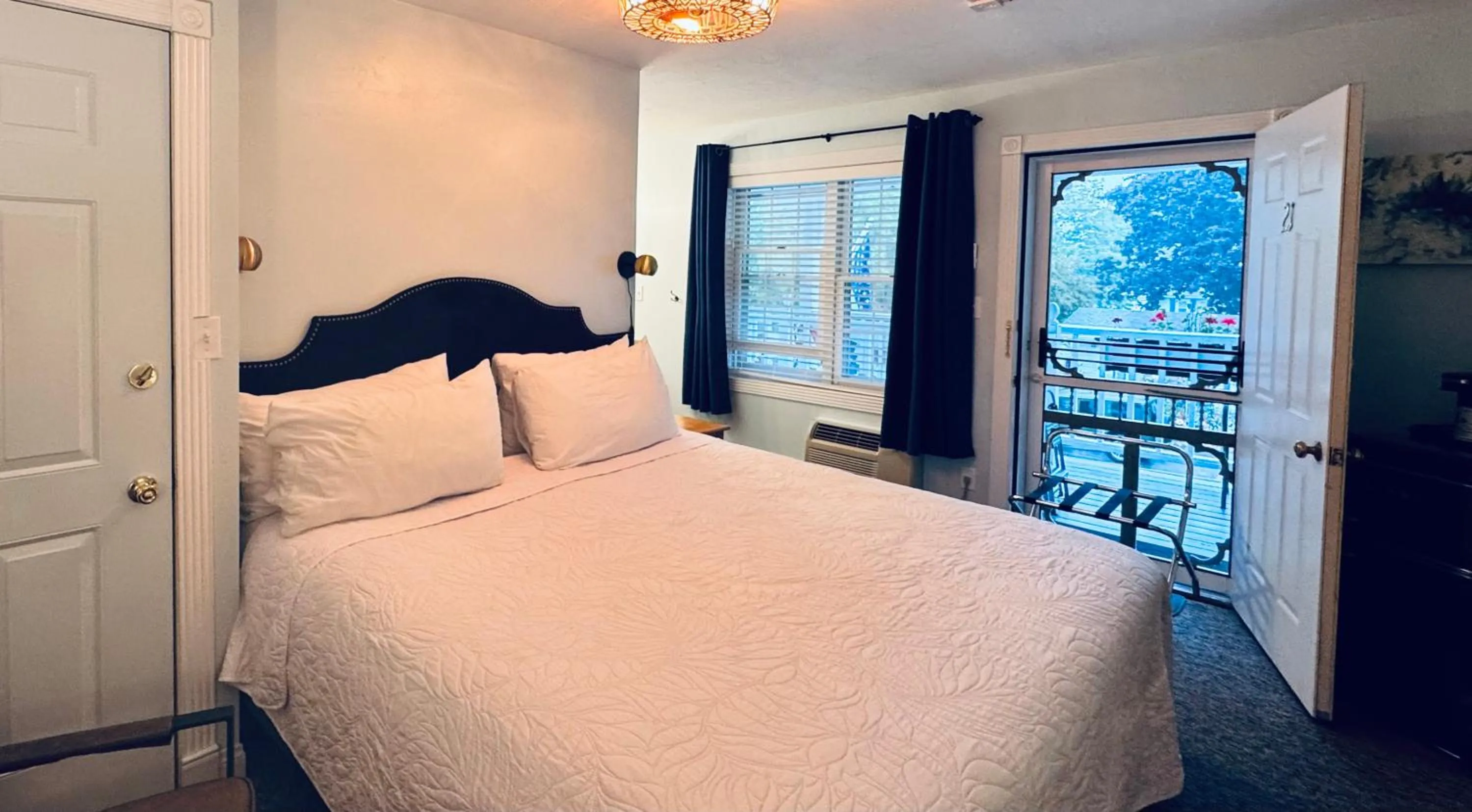 Bed in Cedar Court Inn