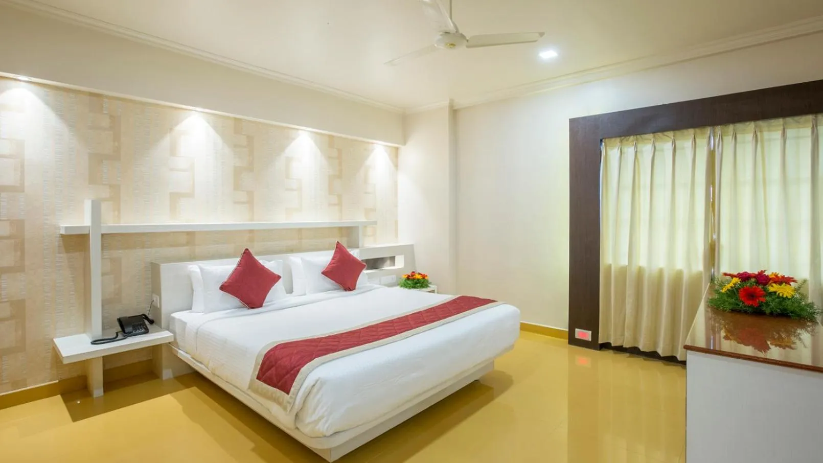 Bed in Sai International Hotel