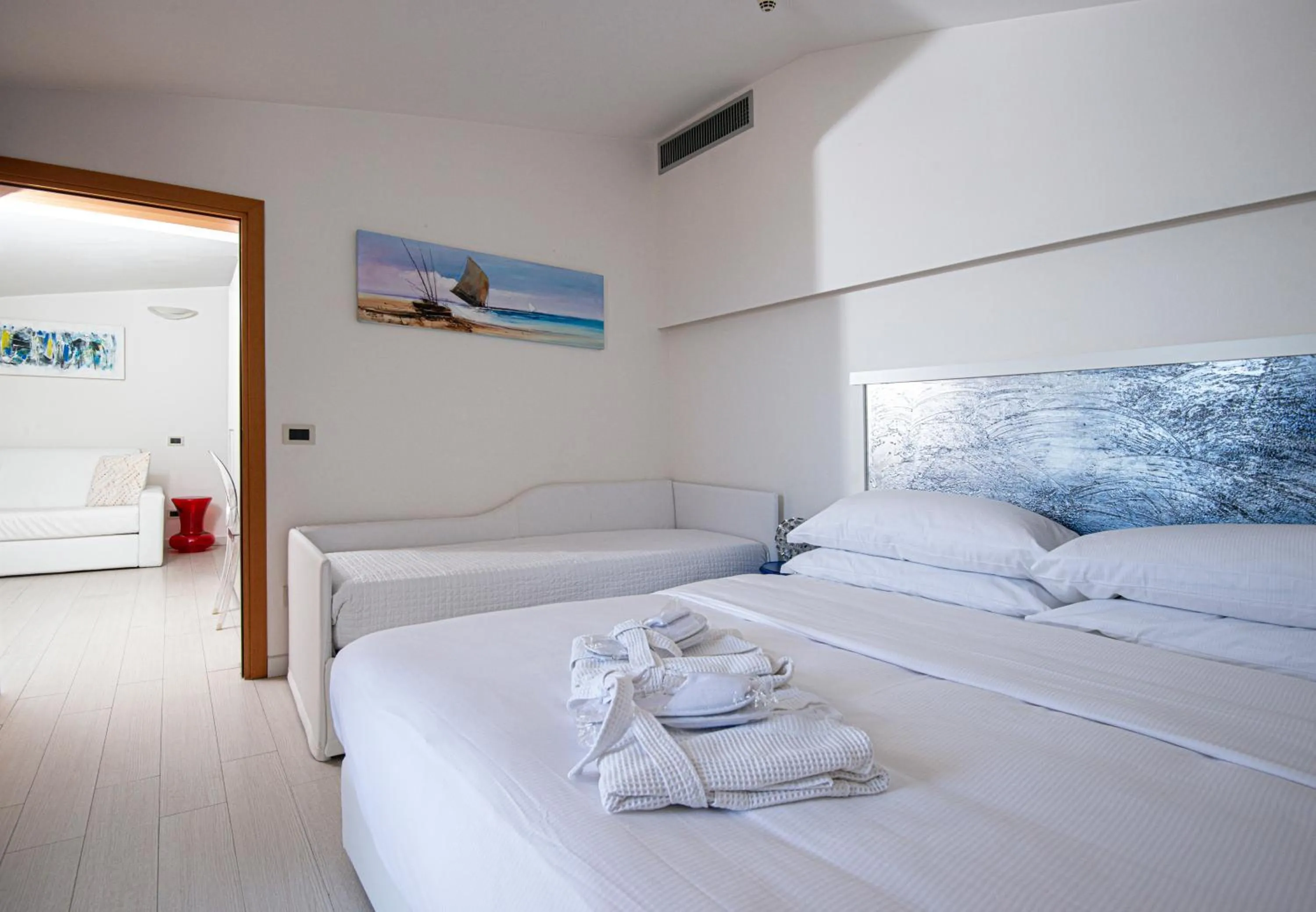 minibar, Bed in Hotel Savoy