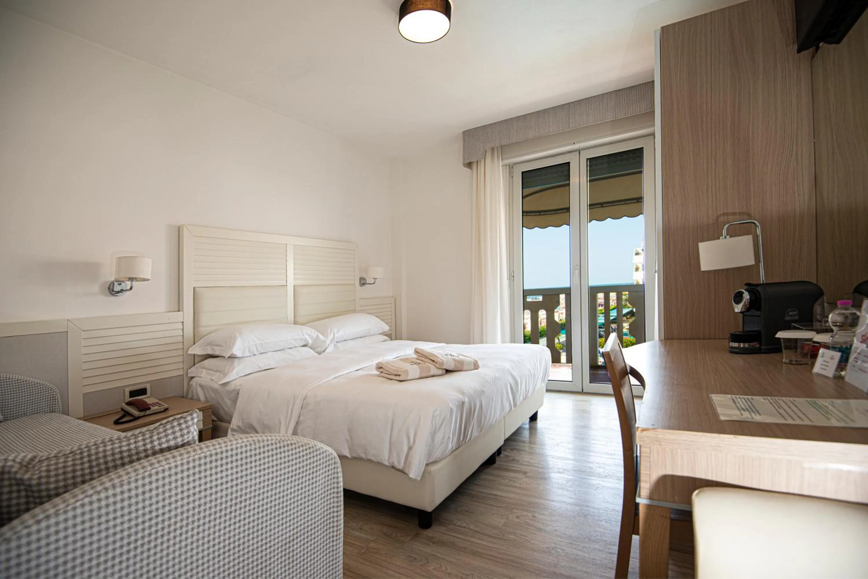 Sea view, Bed in Hotel Savoy