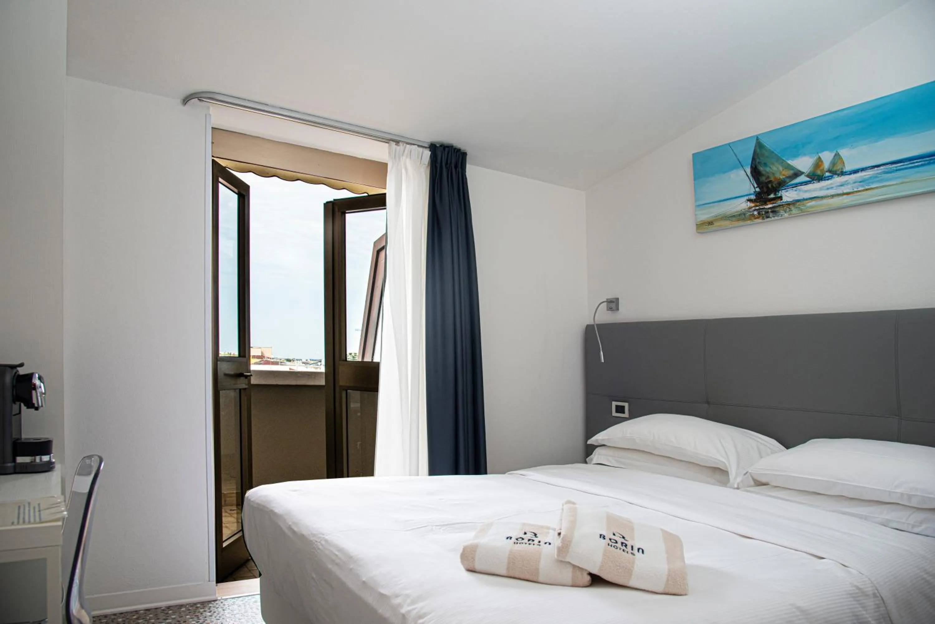 Coffee/tea facilities, Bed in Hotel Savoy