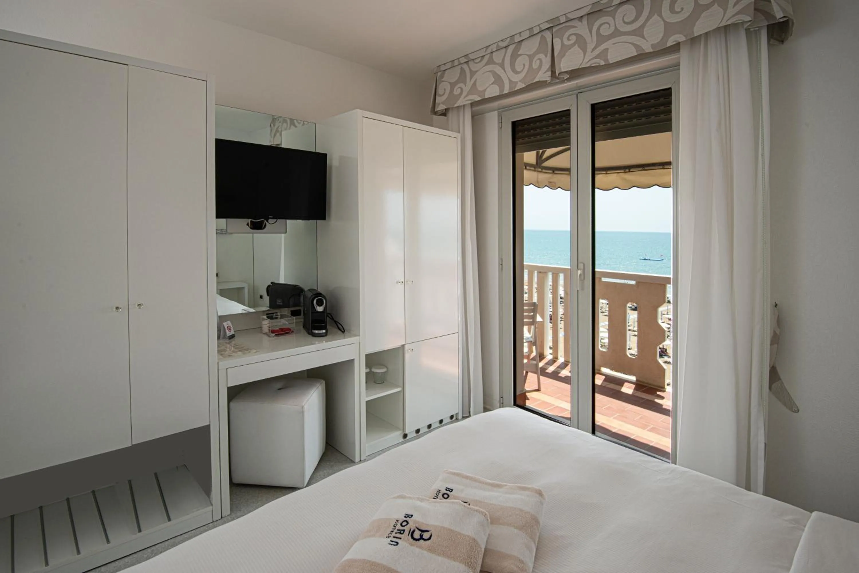 View (from property/room), Bed in Hotel Savoy