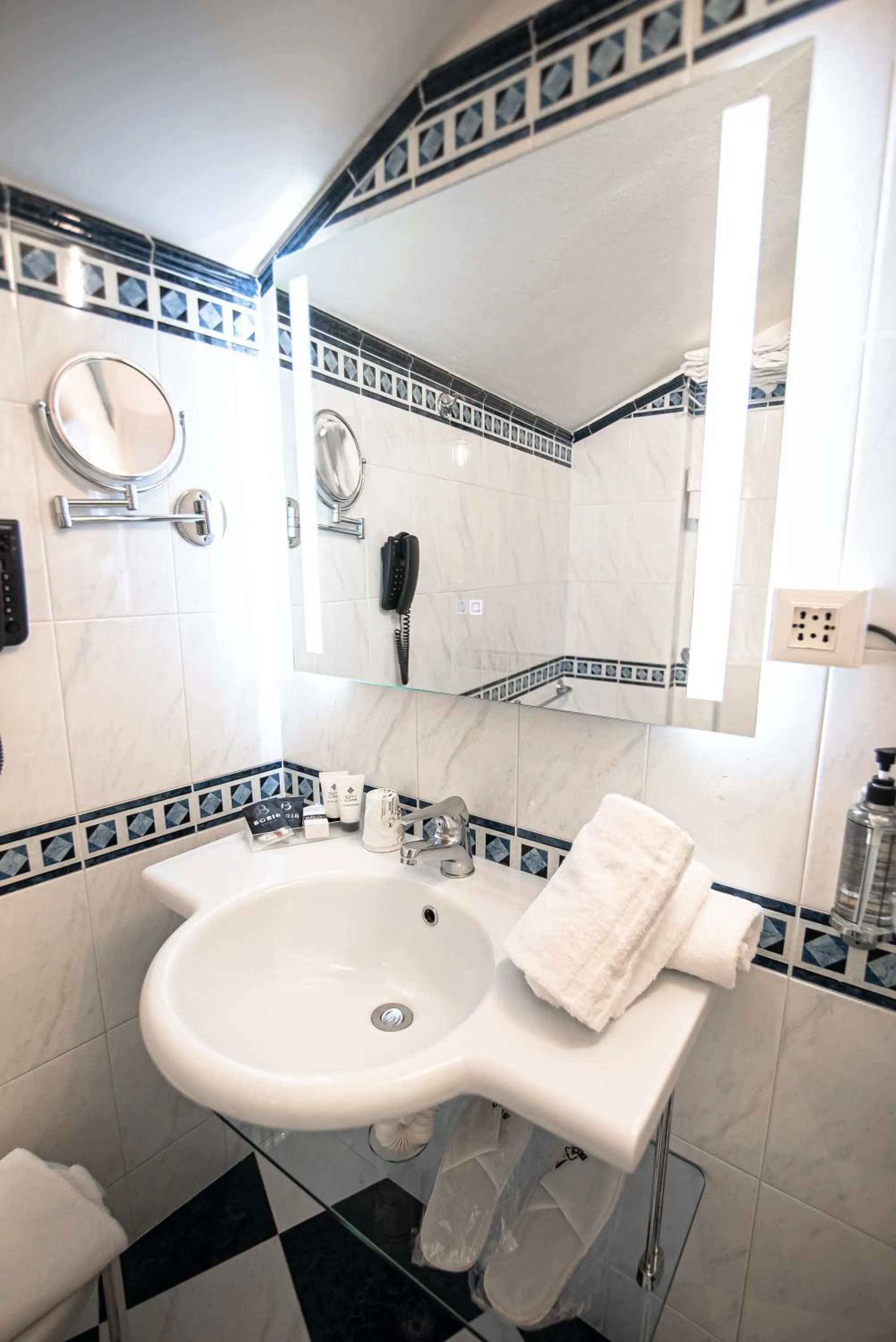 Shower in Hotel Savoy