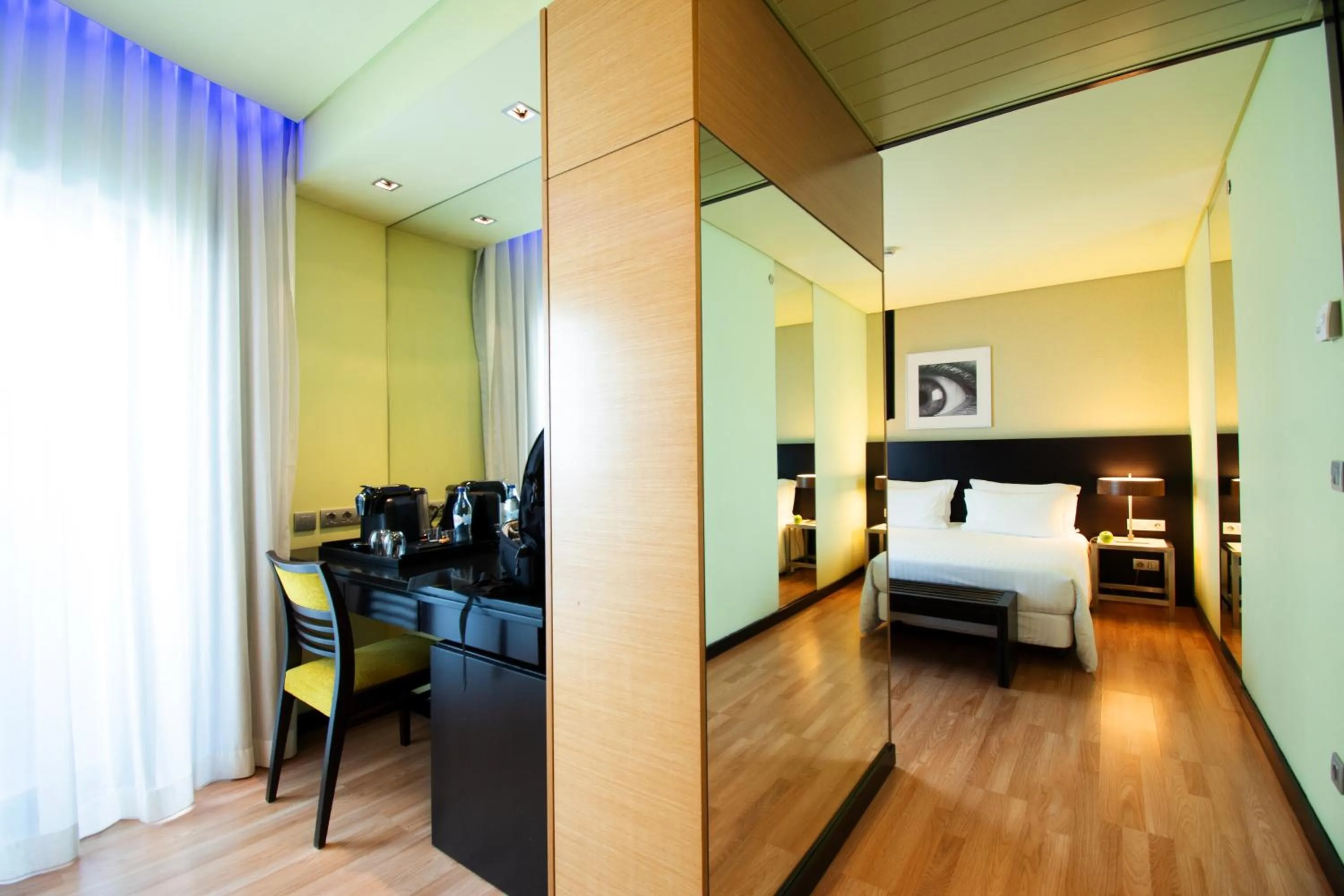 Living room, Bed in SANA Capitol Hotel