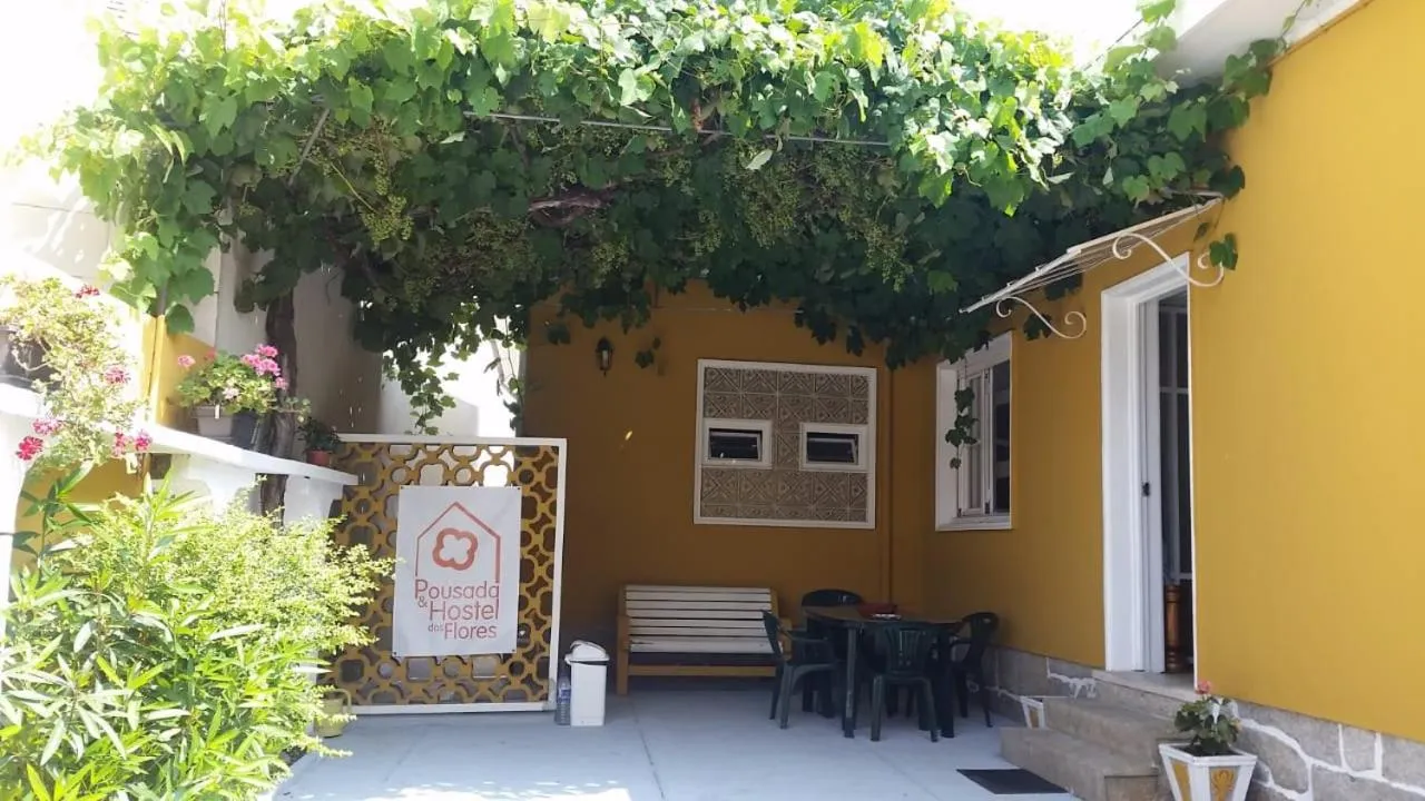 Property building in Hostel das Flores
