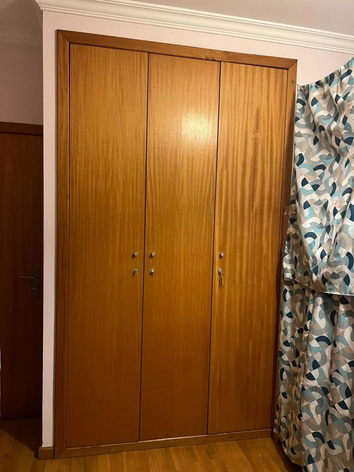 wardrobe in Hostel das Flores