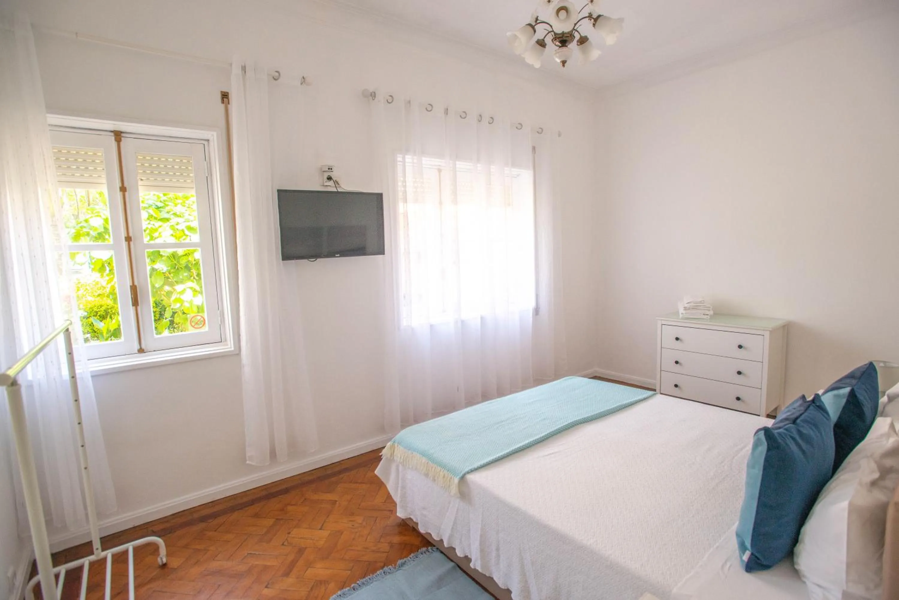 TV and multimedia, Bed in Hostel das Flores