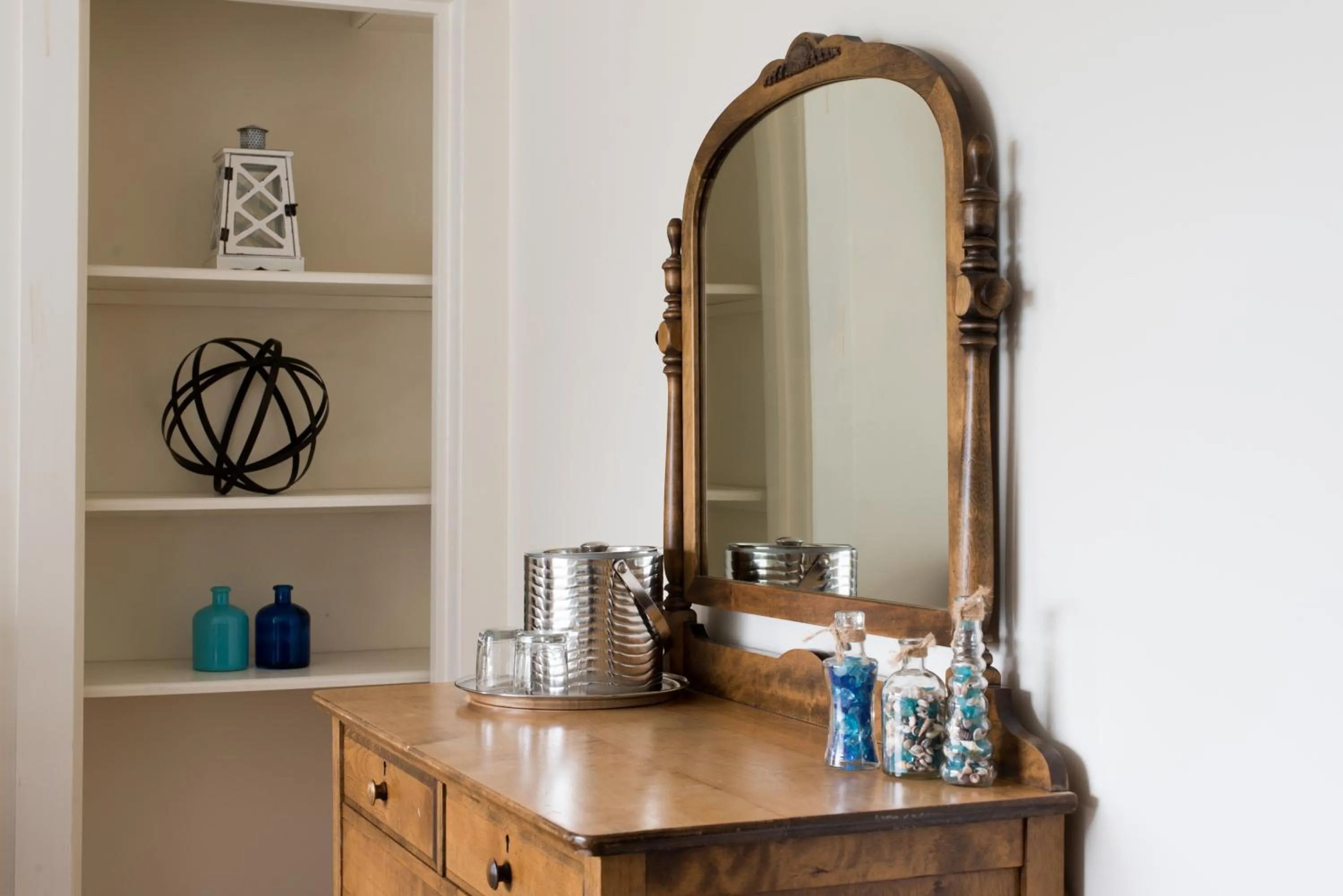 wardrobe in The Nonantum Resort