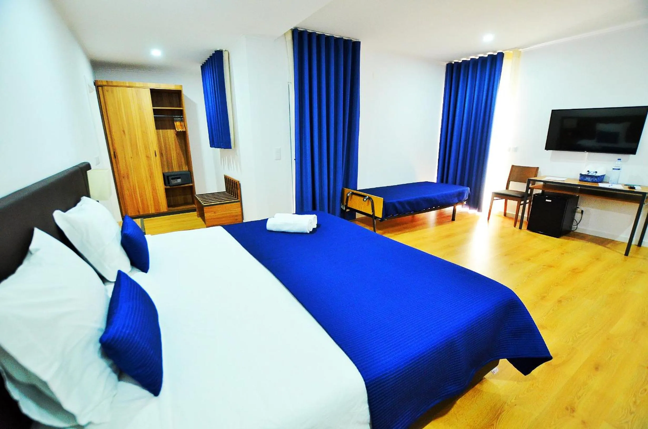 Photo of the whole room, Bed in HILLTOP OASIS Lisboa Oeiras