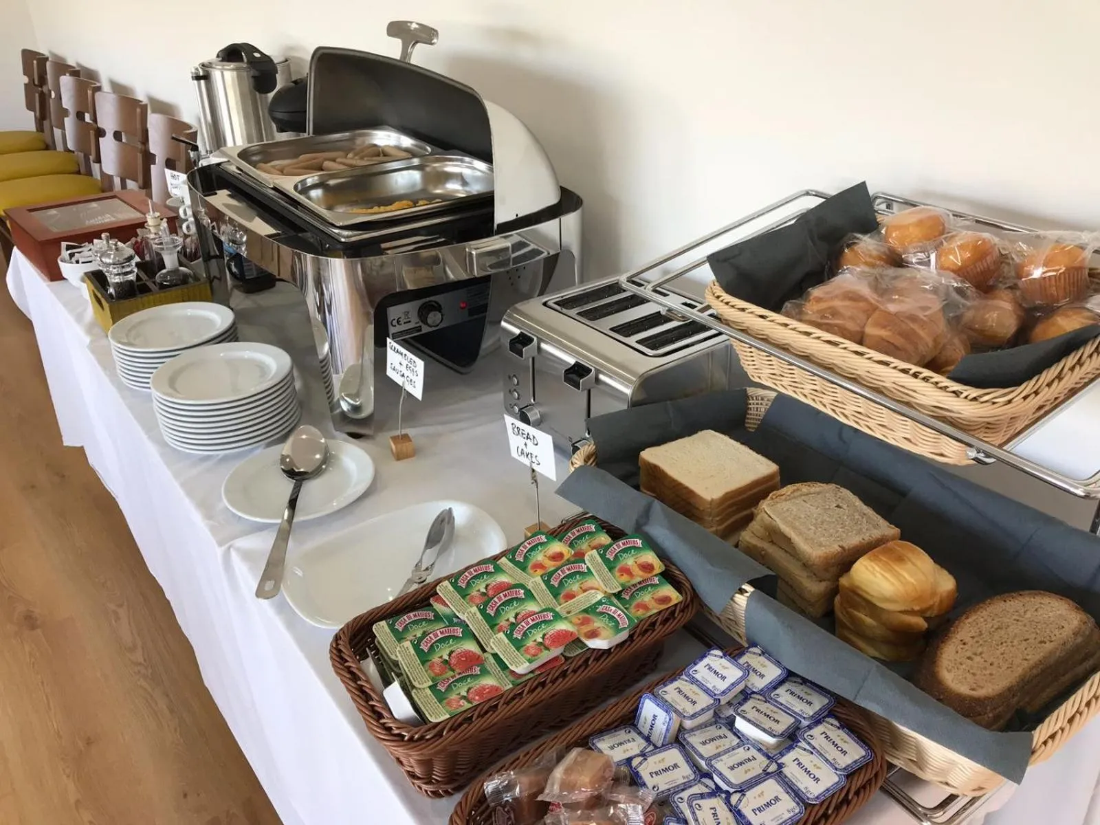 Buffet breakfast in HILLTOP OASIS Lisboa Oeiras