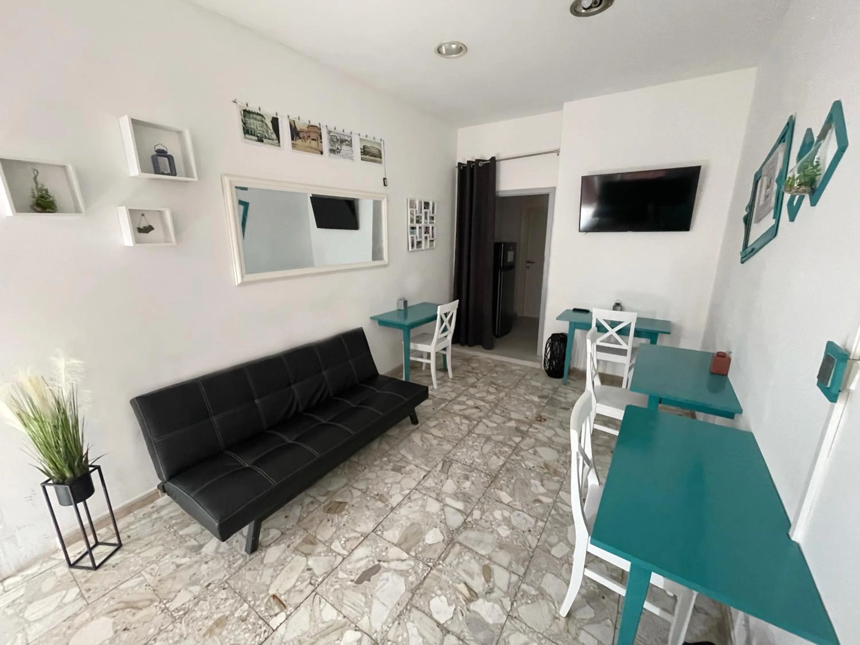 Communal lounge/ TV room in Hostel Pipištrelo