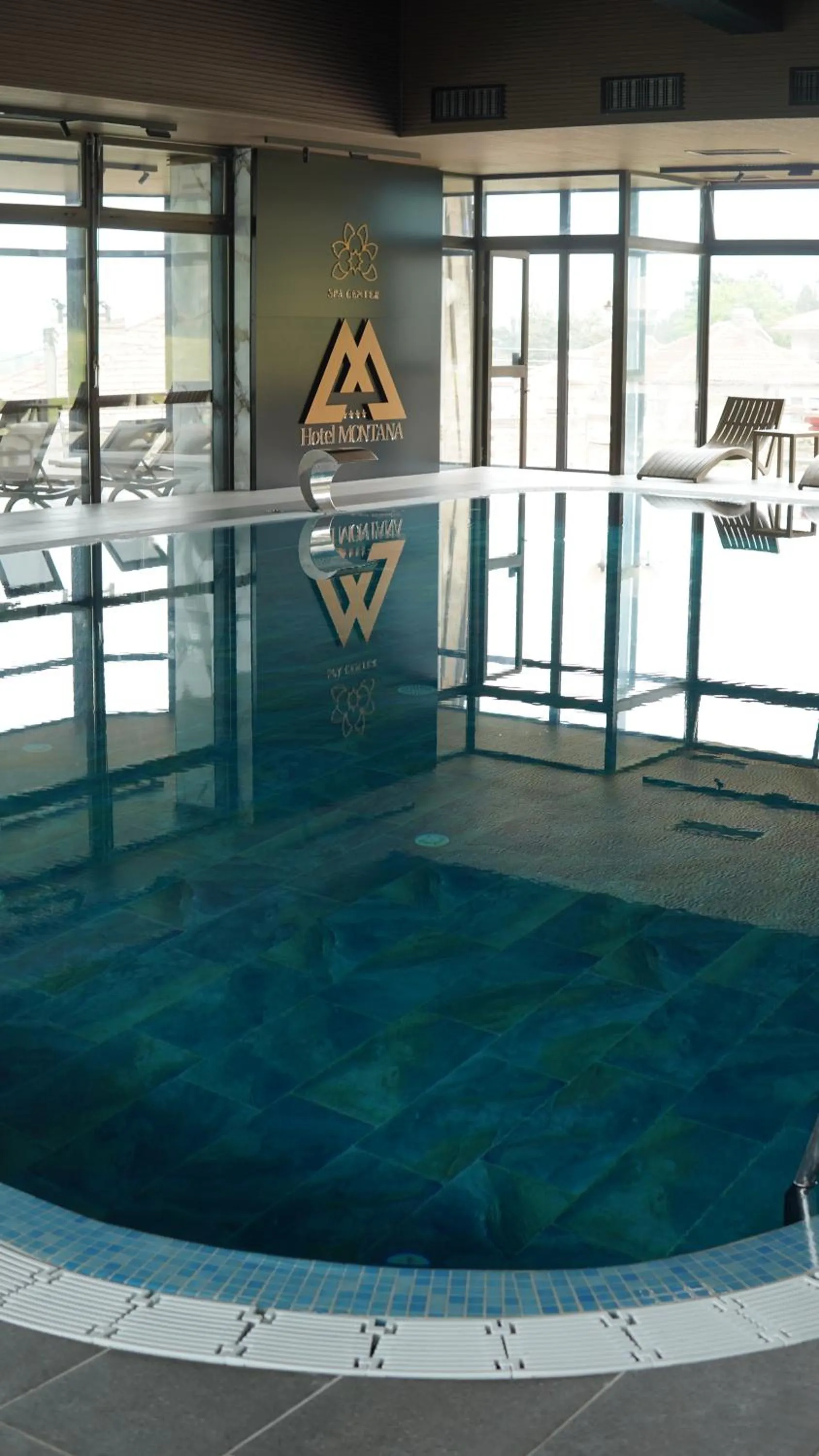 Swimming pool in Hotel Montana SPA