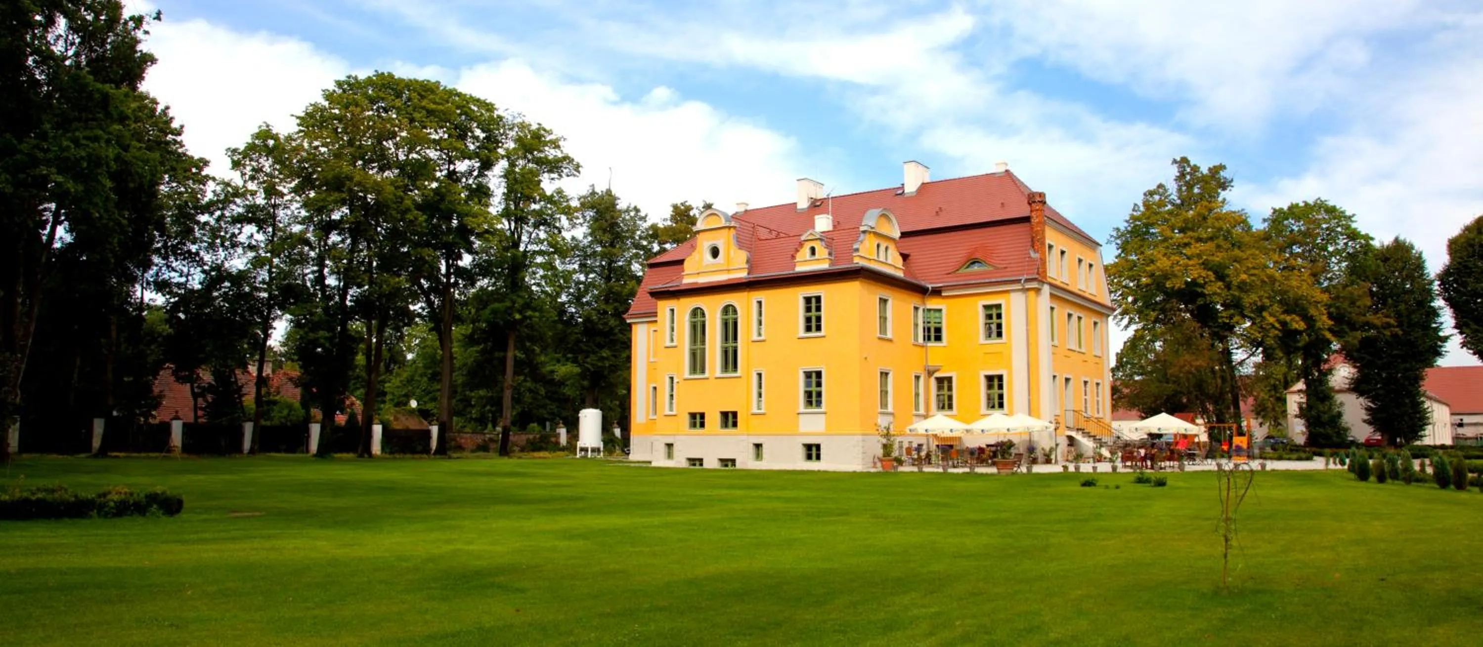Property building in Pałac Wiechlice - Hotel, Restaurant, SPA