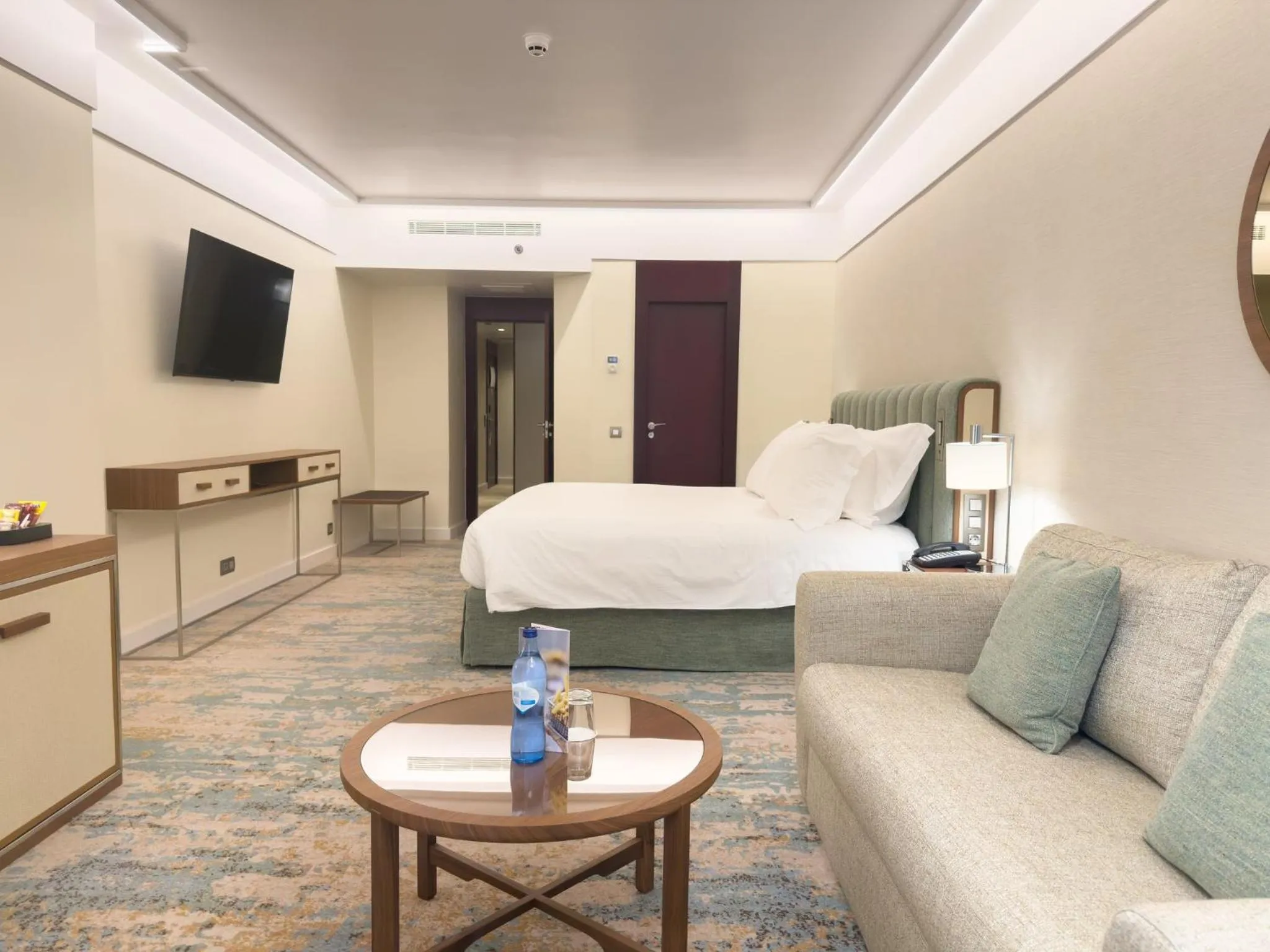 Photo of the whole room, Bed in Crowne Plaza Porto by IHG