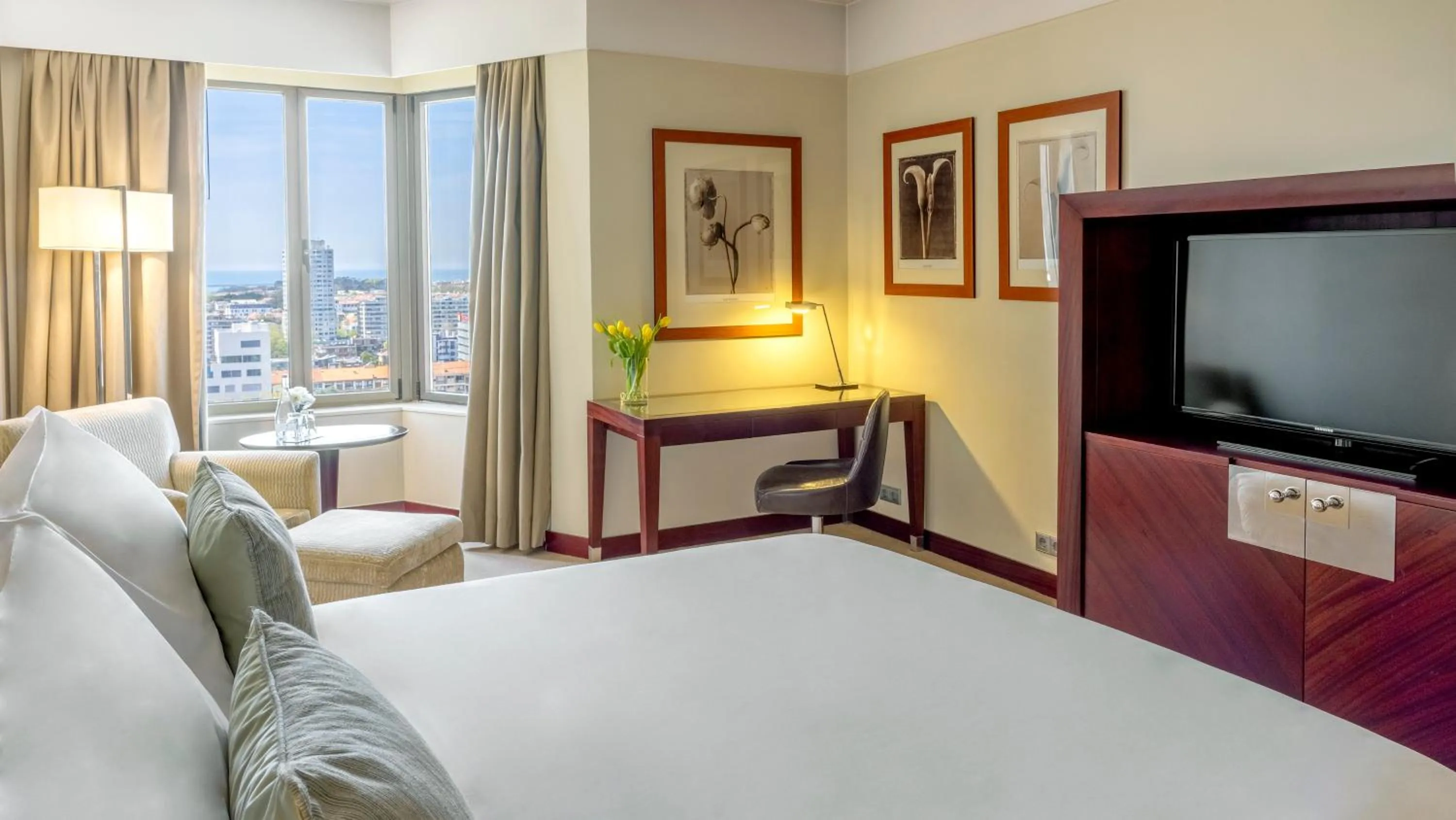 Photo of the whole room, Bed in Crowne Plaza Porto by IHG
