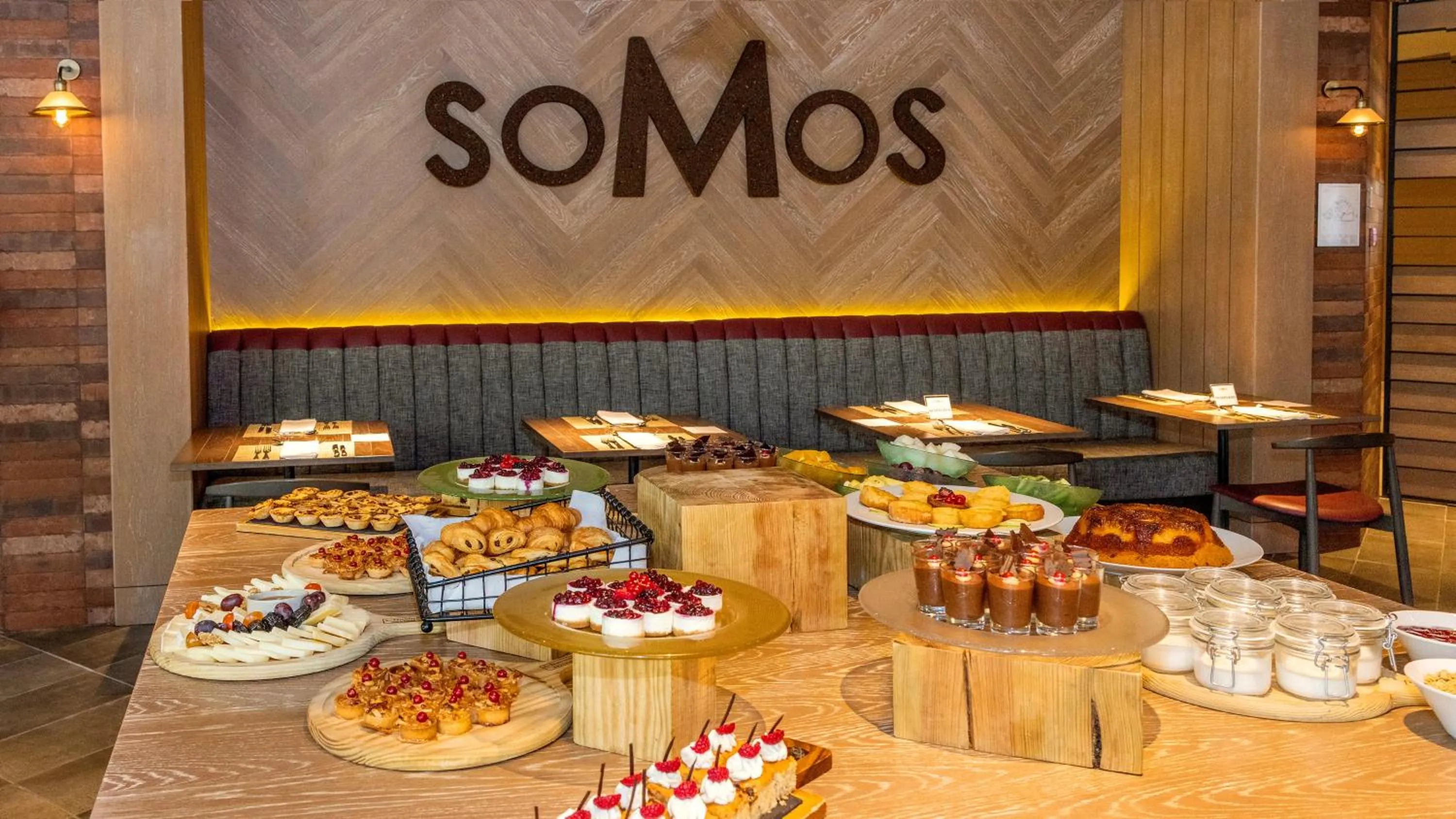 Restaurant/places to eat in Crowne Plaza Porto by IHG