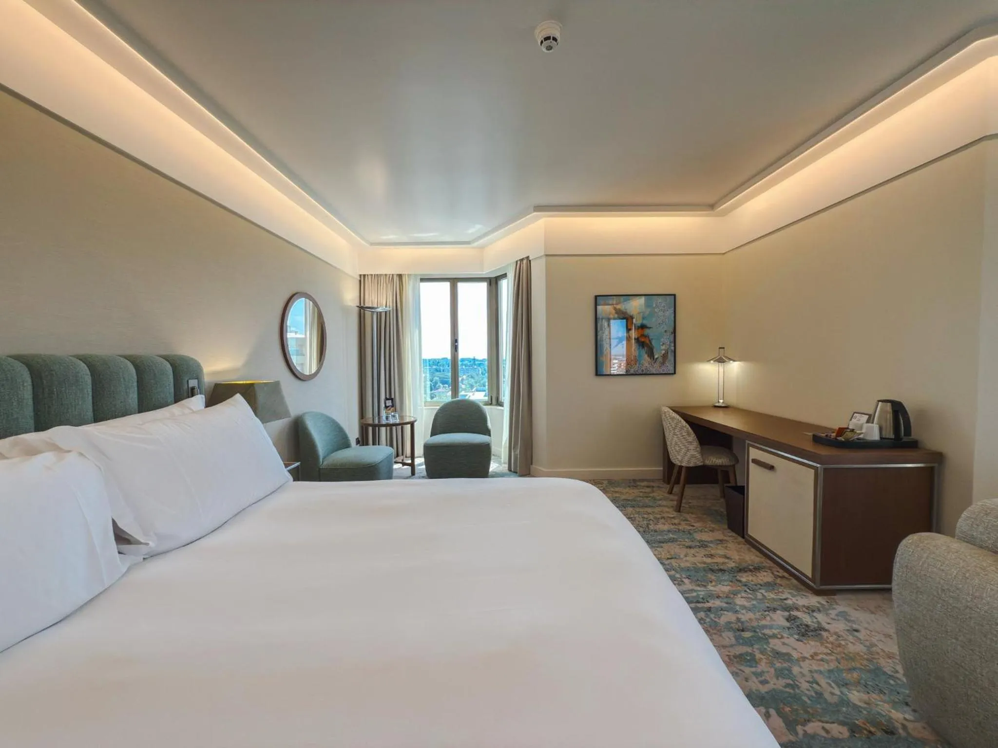 Photo of the whole room, Bed in Crowne Plaza Porto by IHG