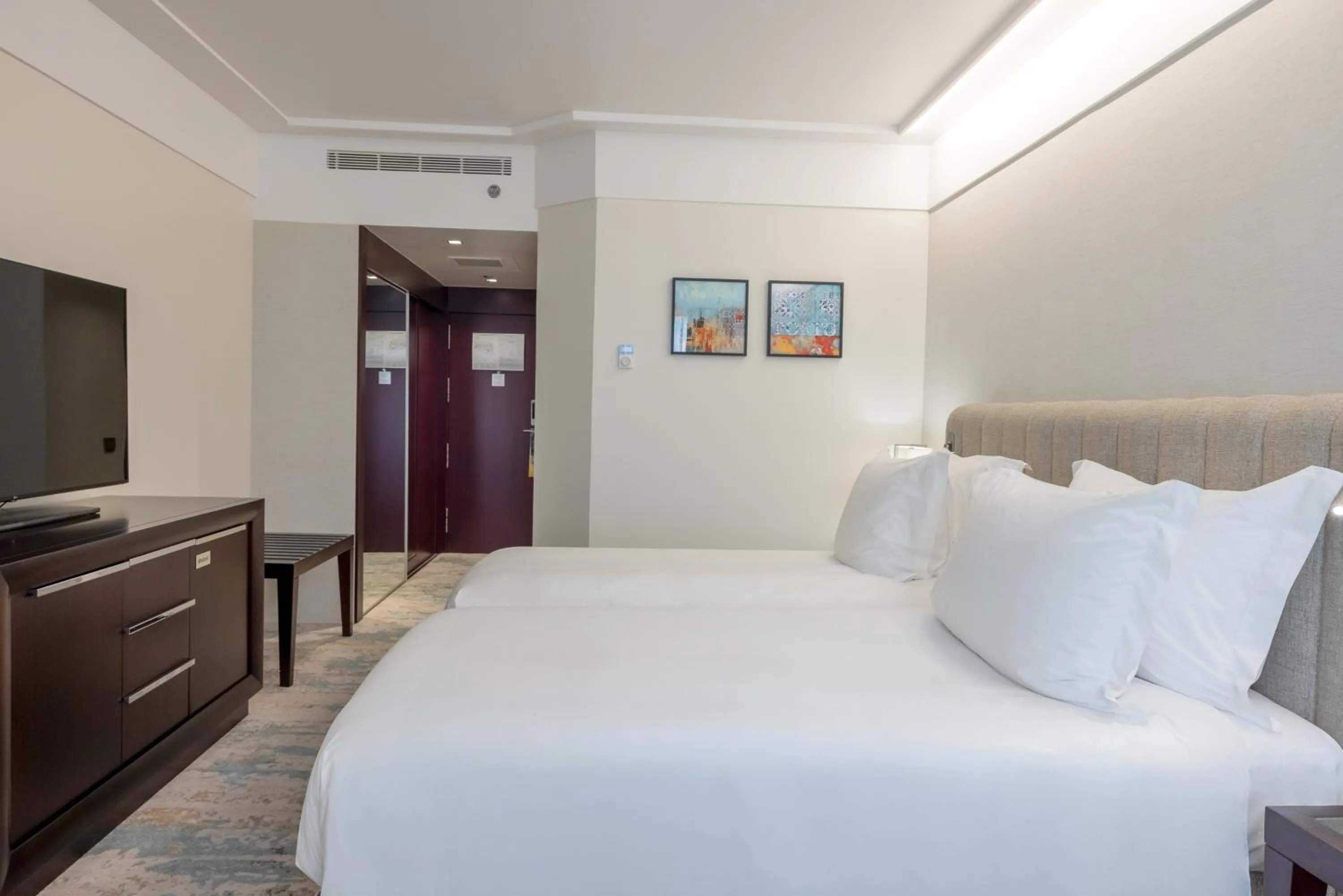 Photo of the whole room, Bed in Crowne Plaza Porto by IHG