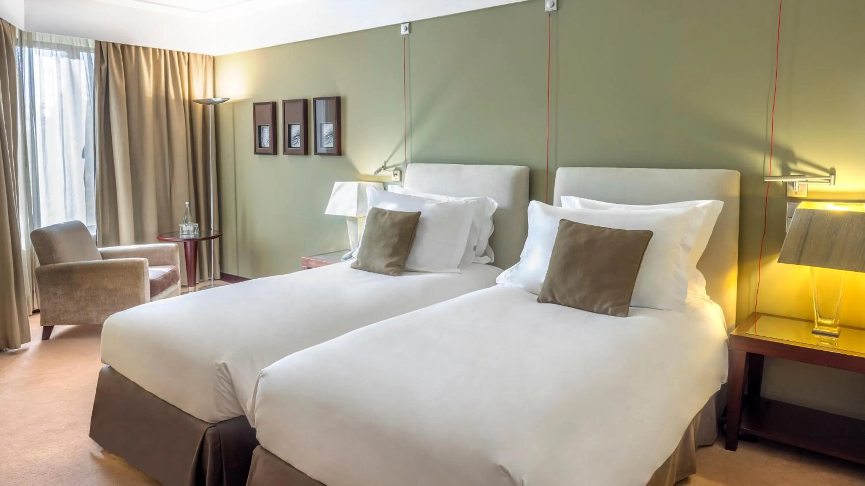 Photo of the whole room, Bed in Crowne Plaza Porto by IHG