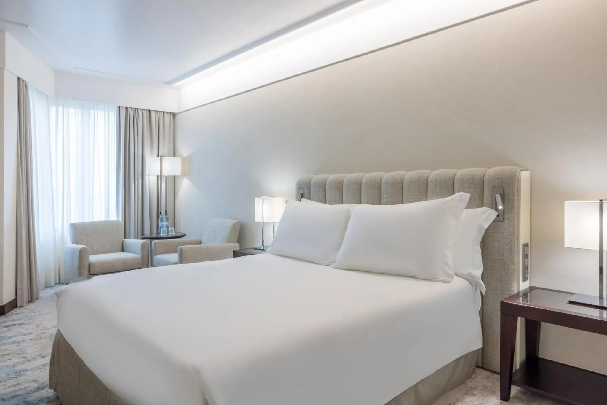 Photo of the whole room, Bed in Crowne Plaza Porto by IHG