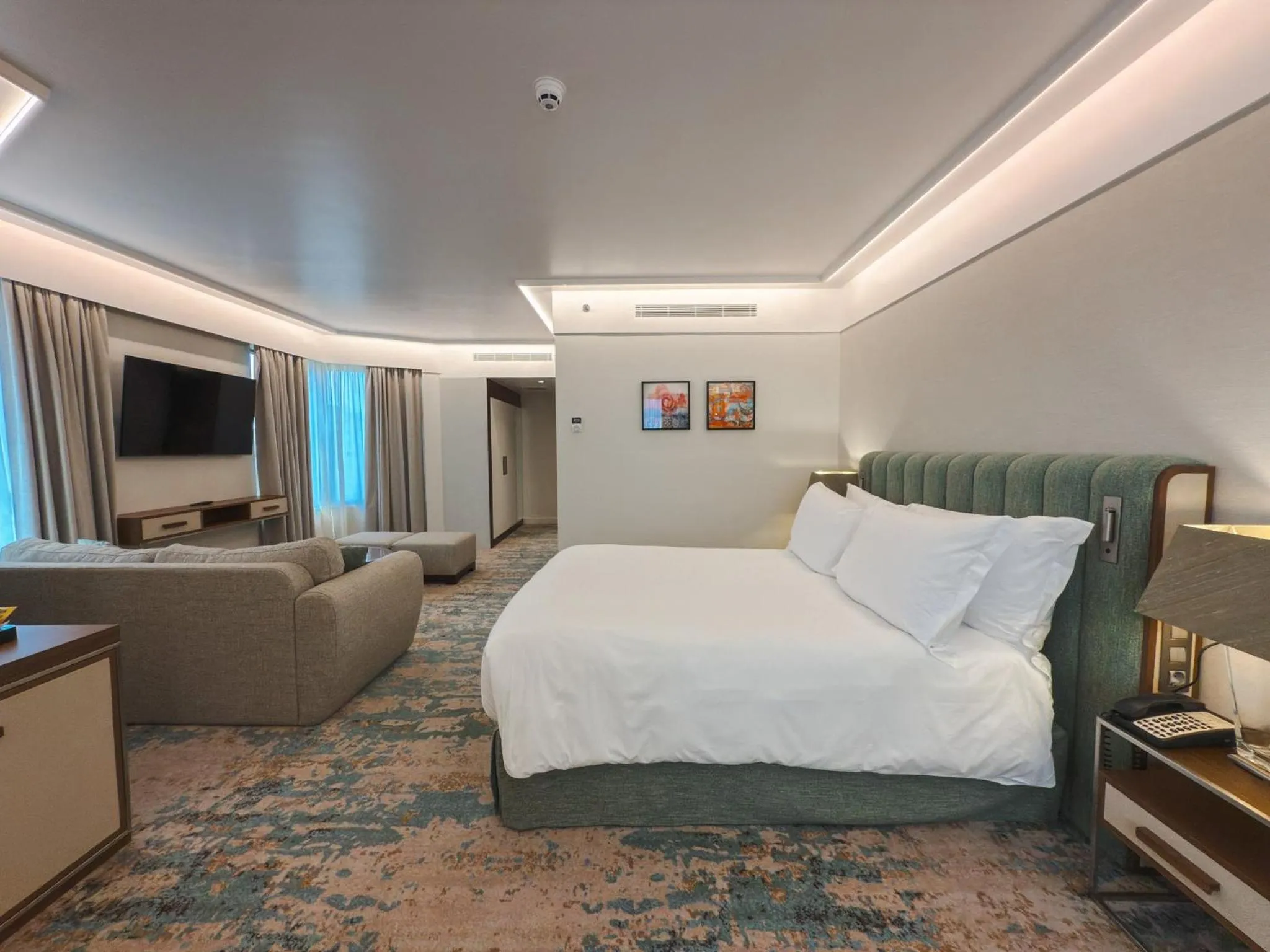 Photo of the whole room, Bed in Crowne Plaza Porto by IHG