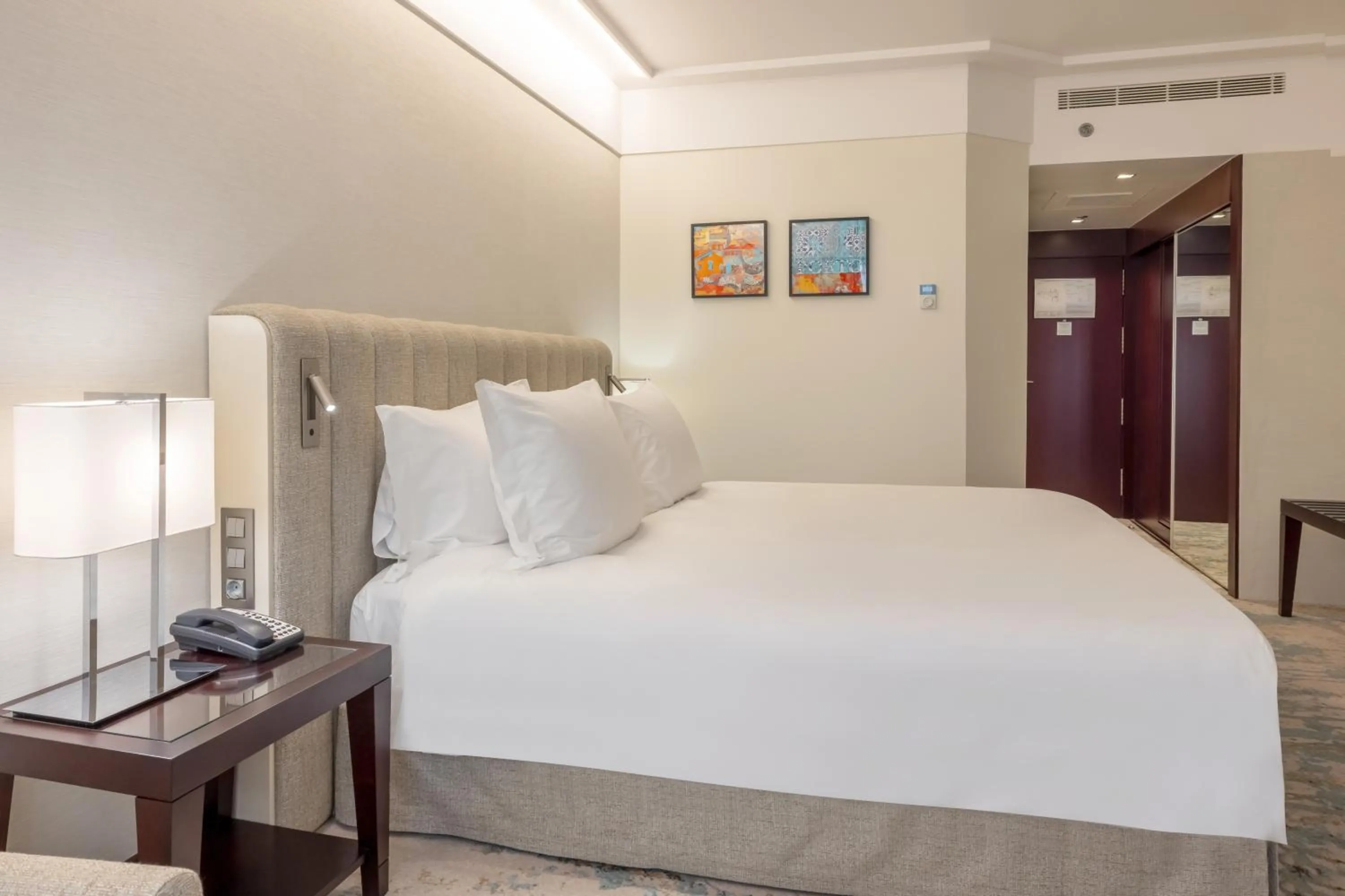 Bedroom, Bed in Crowne Plaza Porto by IHG