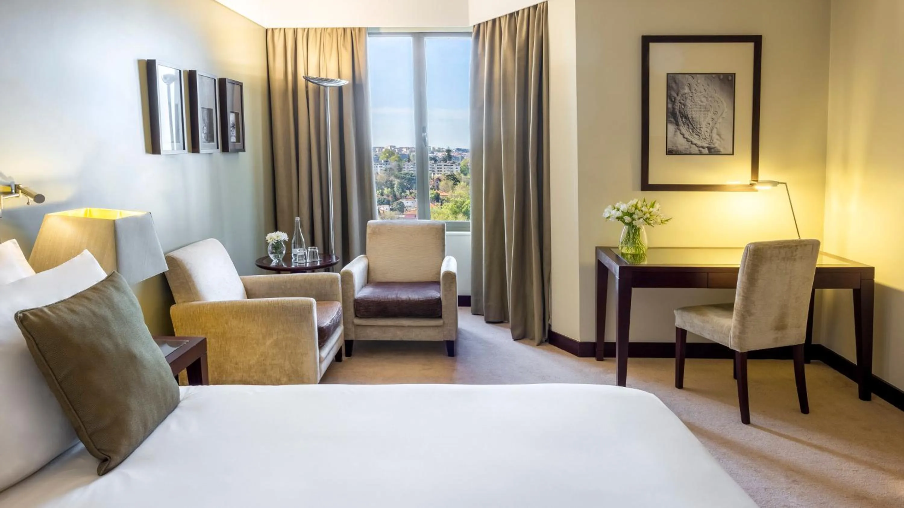 Photo of the whole room, Bed in Crowne Plaza Porto by IHG