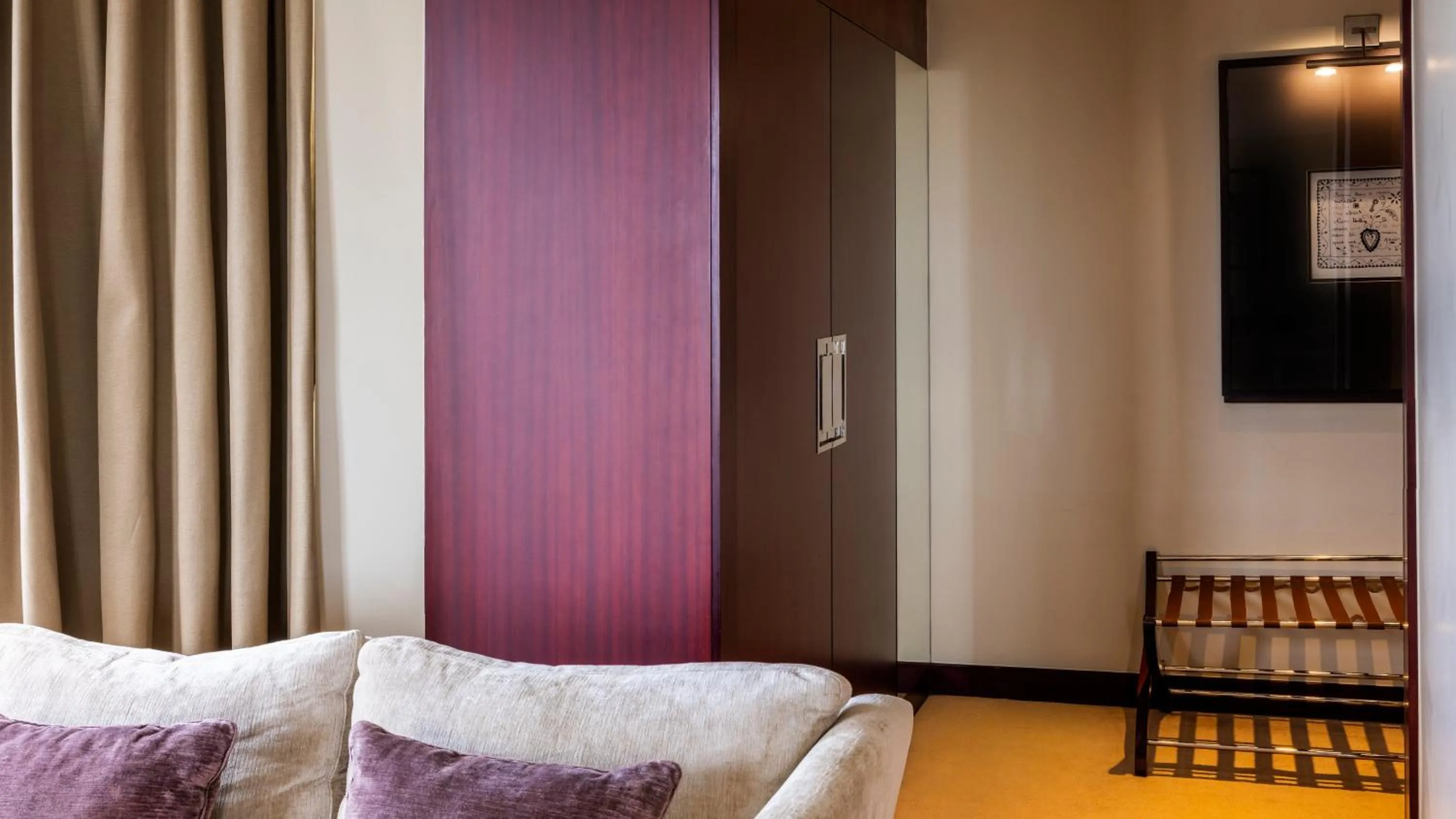 Photo of the whole room, Bed in Crowne Plaza Porto by IHG