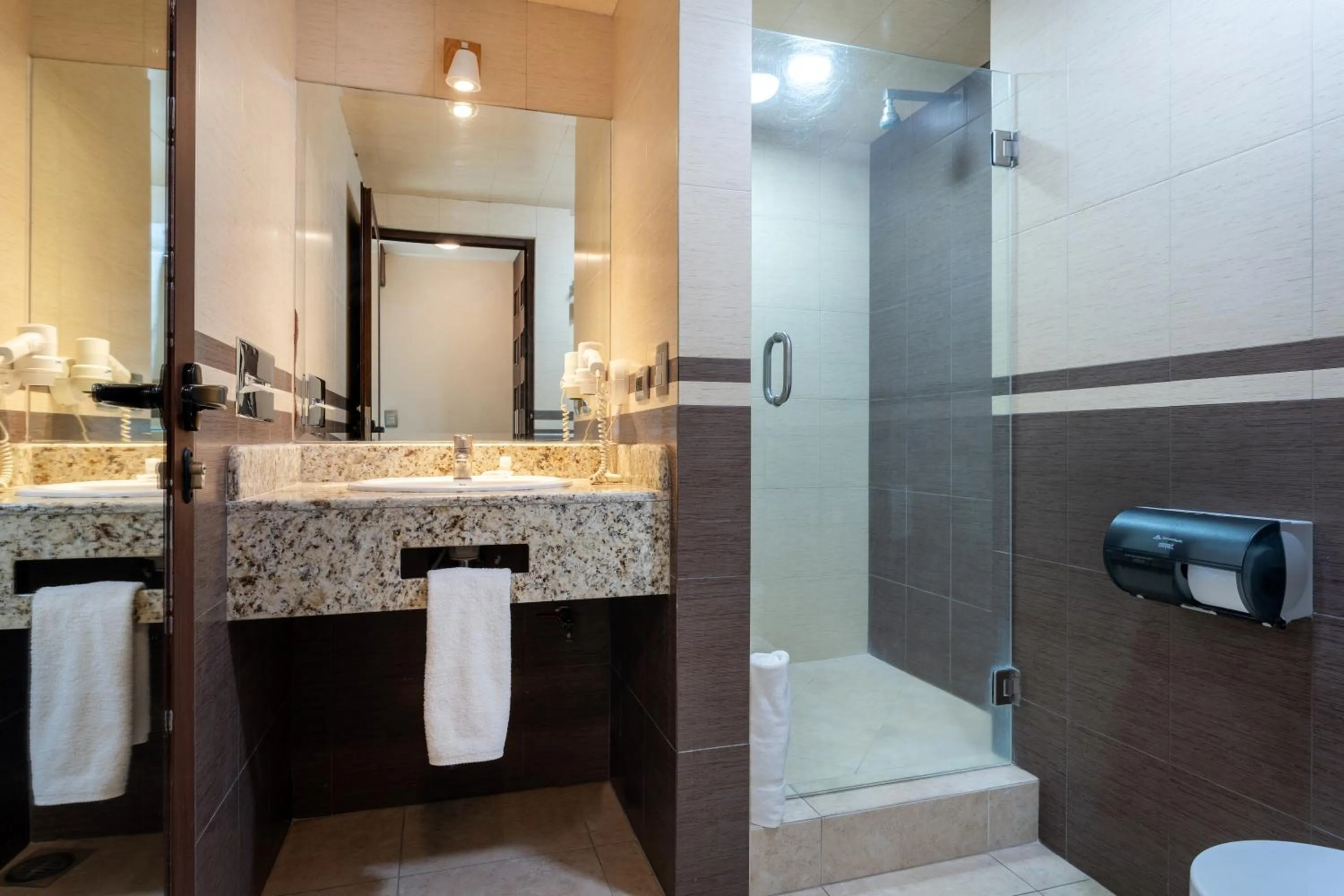 Shower in Sleep Inn Puebla Centro Hist rico