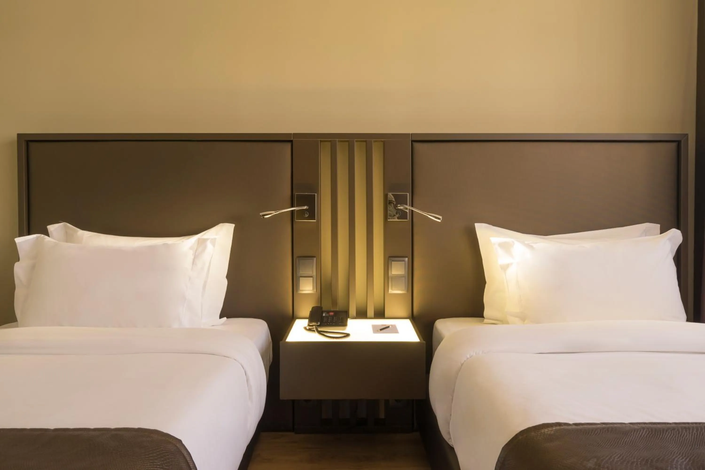 Photo of the whole room, Bed in HF Fénix Lisboa