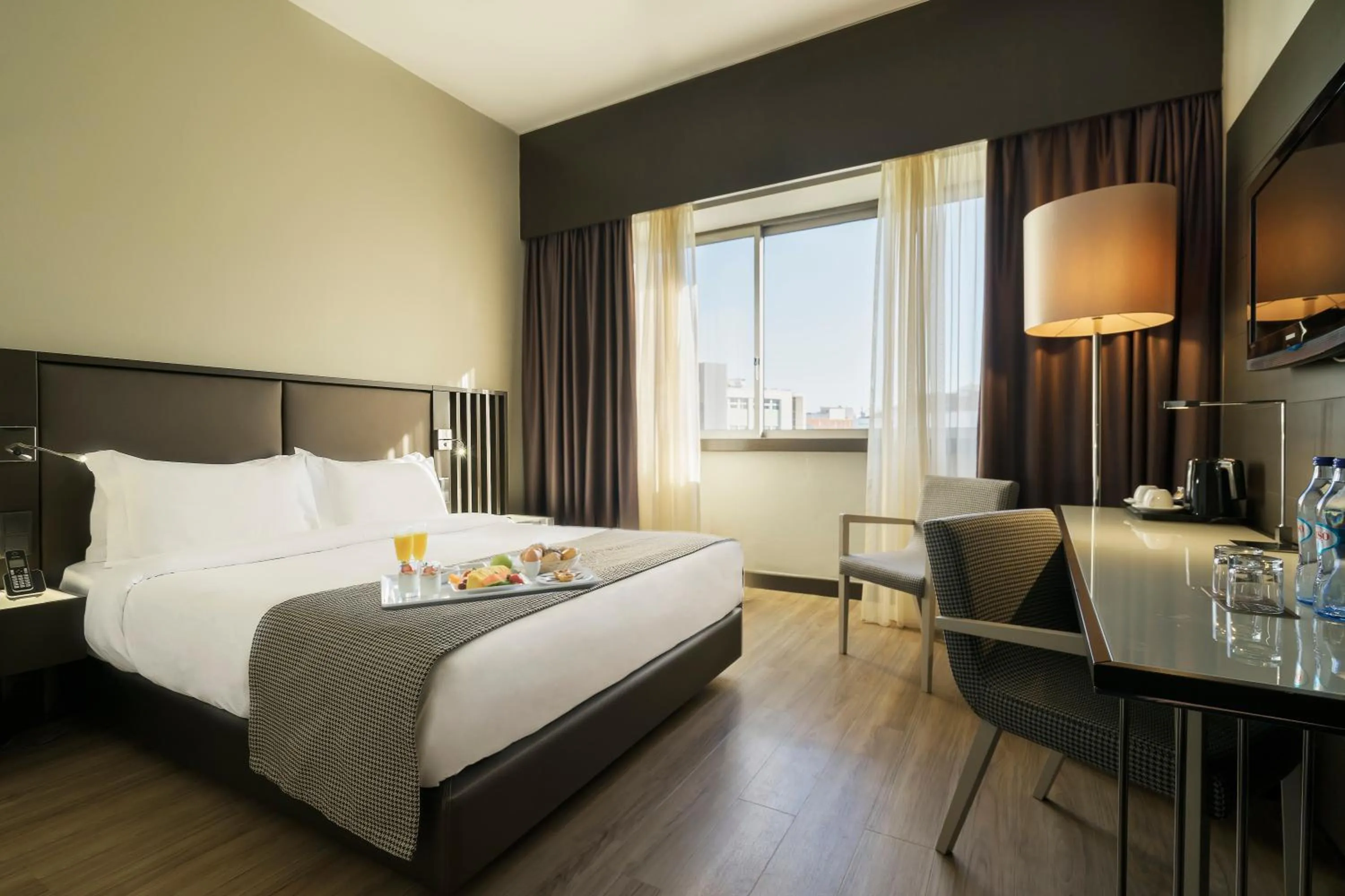 Photo of the whole room, Bed in HF Fénix Lisboa