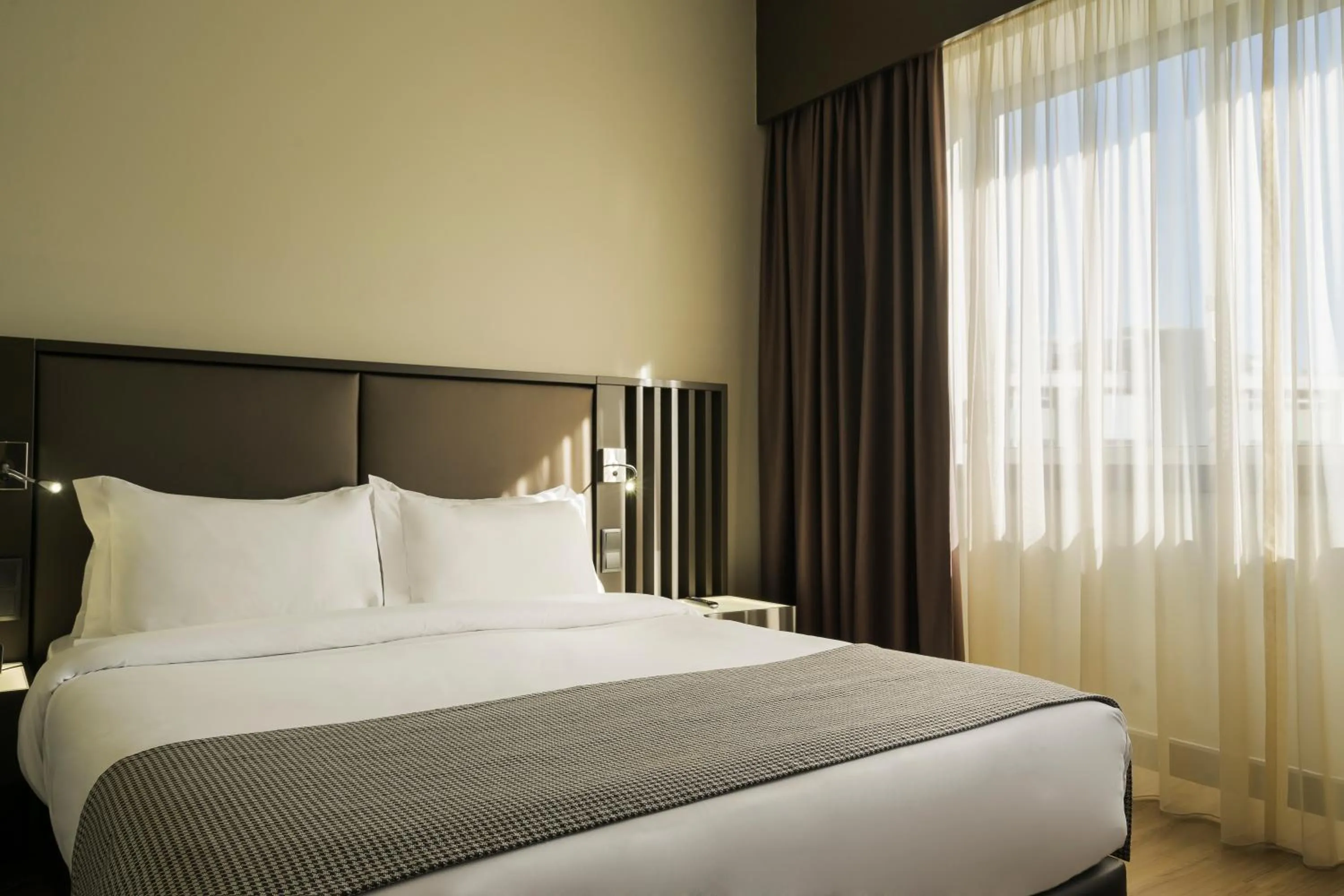 Photo of the whole room, Bed in HF Fénix Lisboa