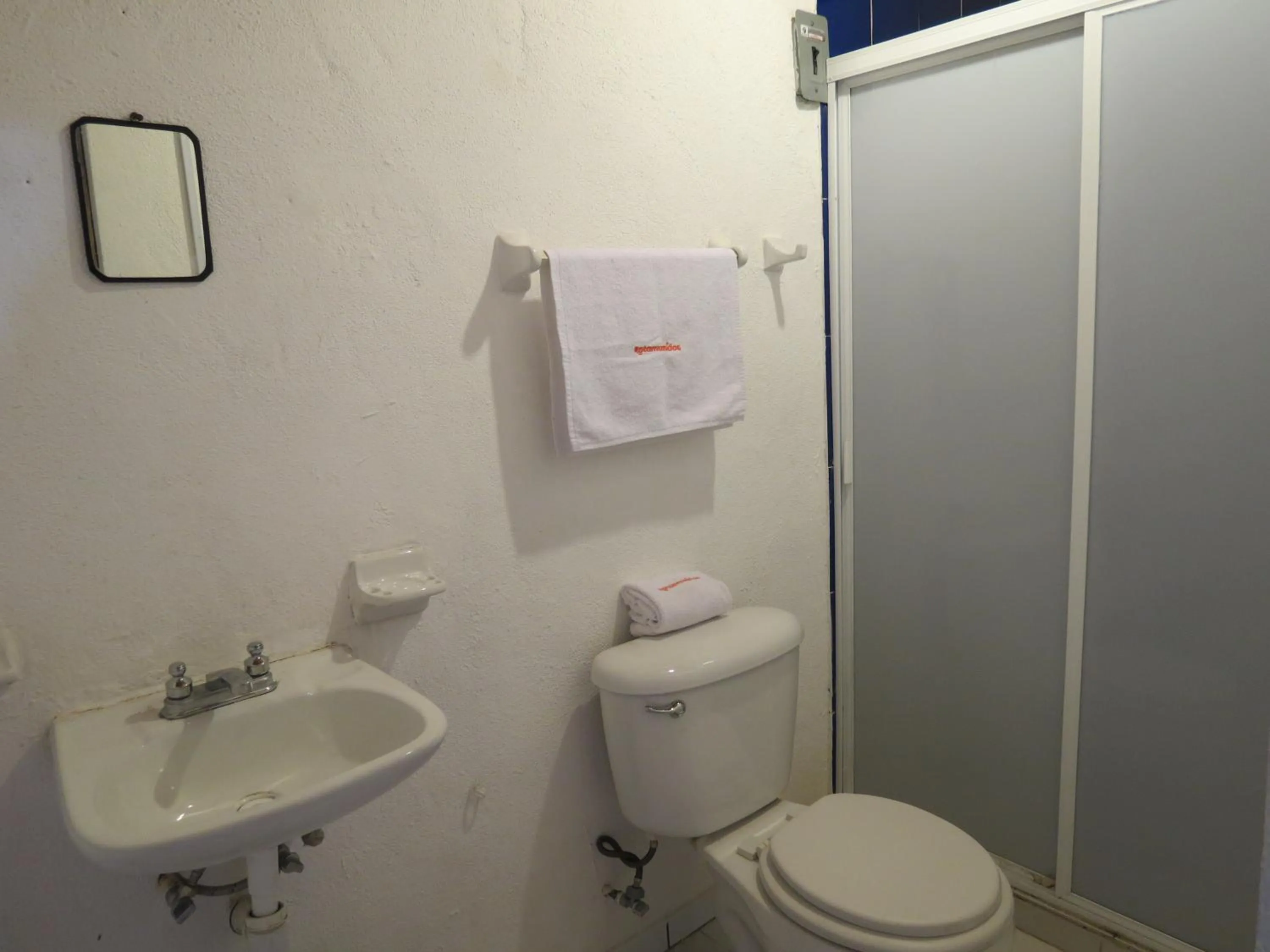 Bathroom in Casa Verde Xilitla By Rotamundos