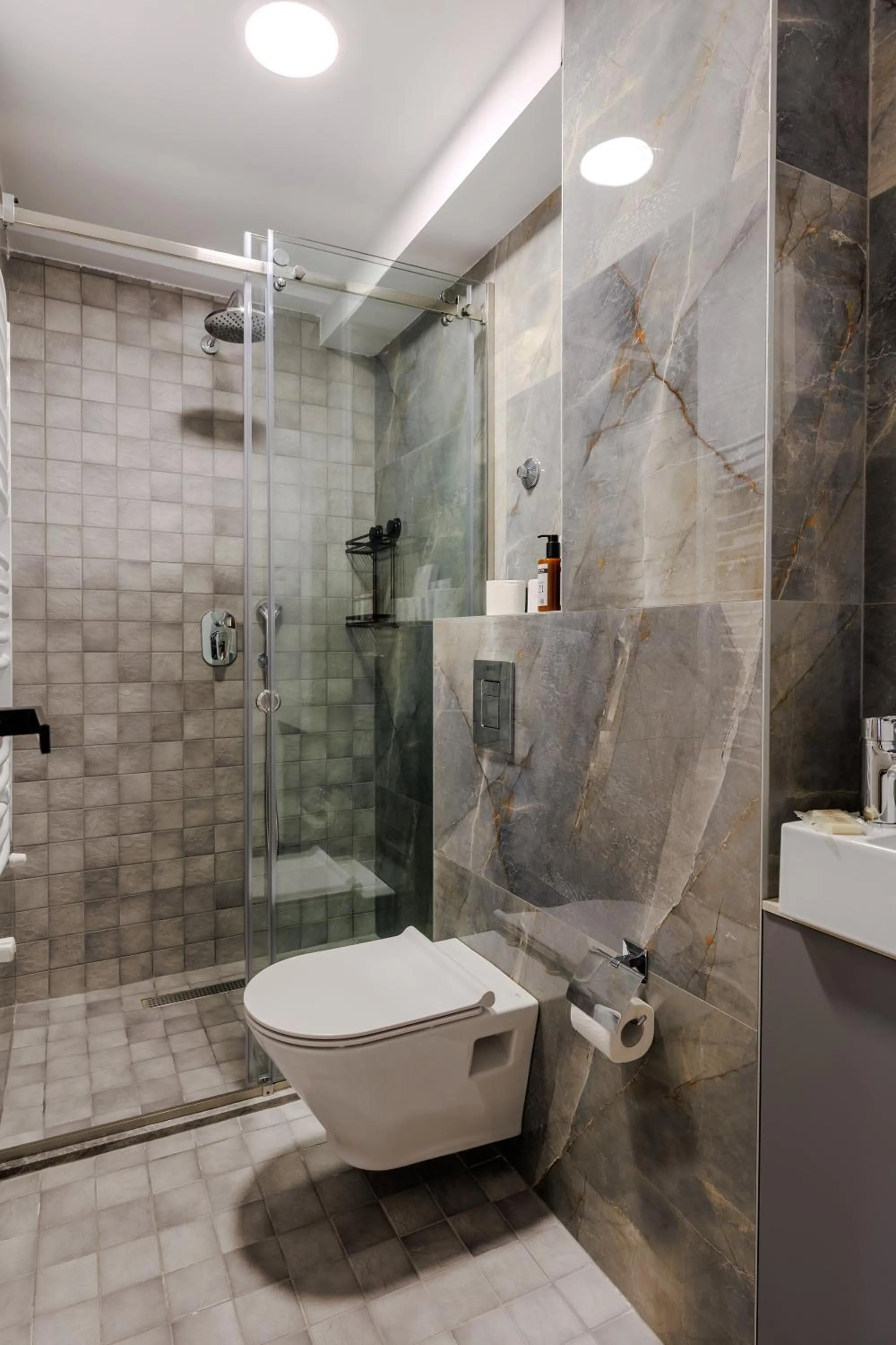 Shower in Hotel Harmonia by Dukley