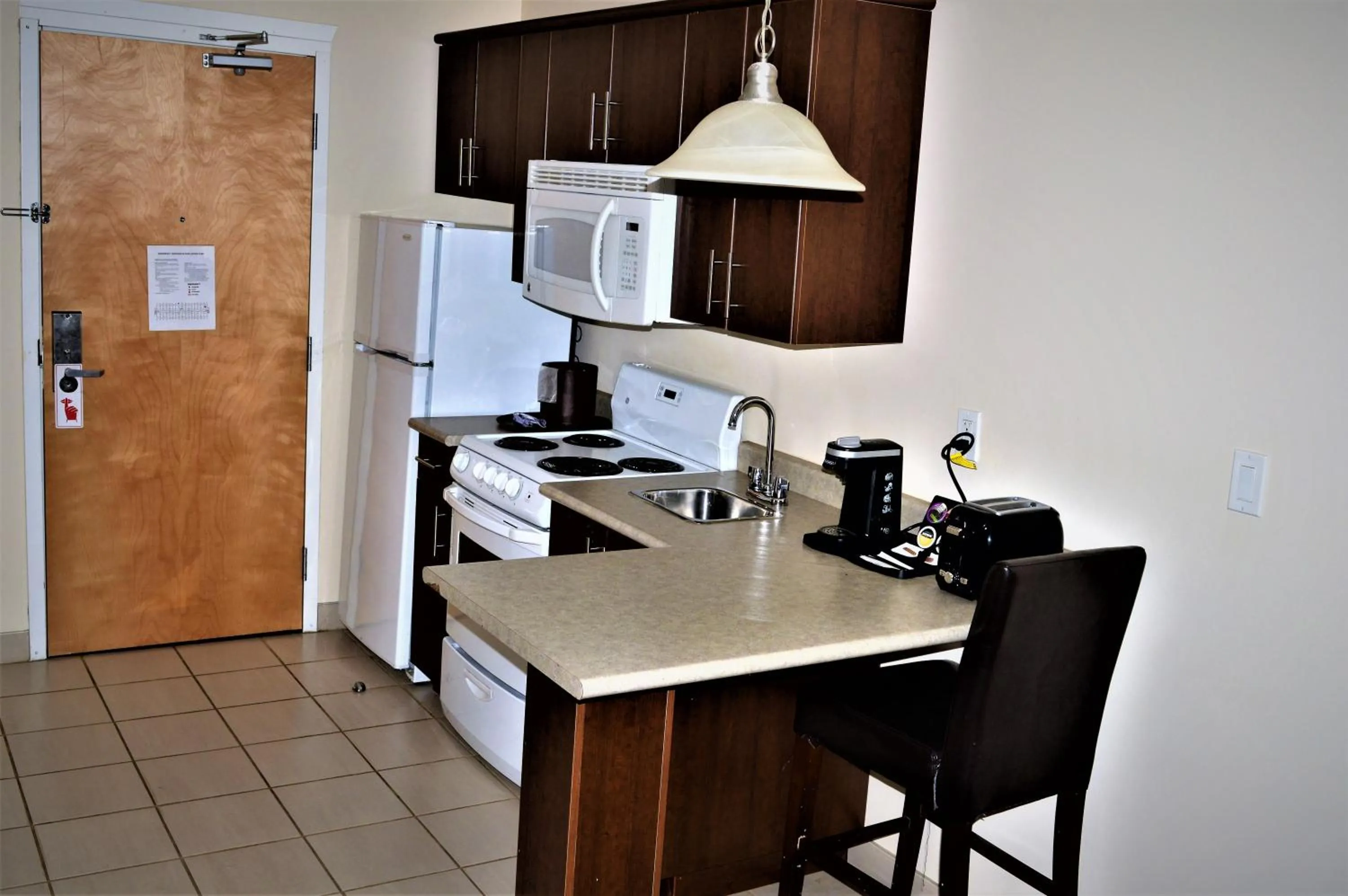 Kitchen or kitchenette in Sigma Inn & Suites Hudson's Hope