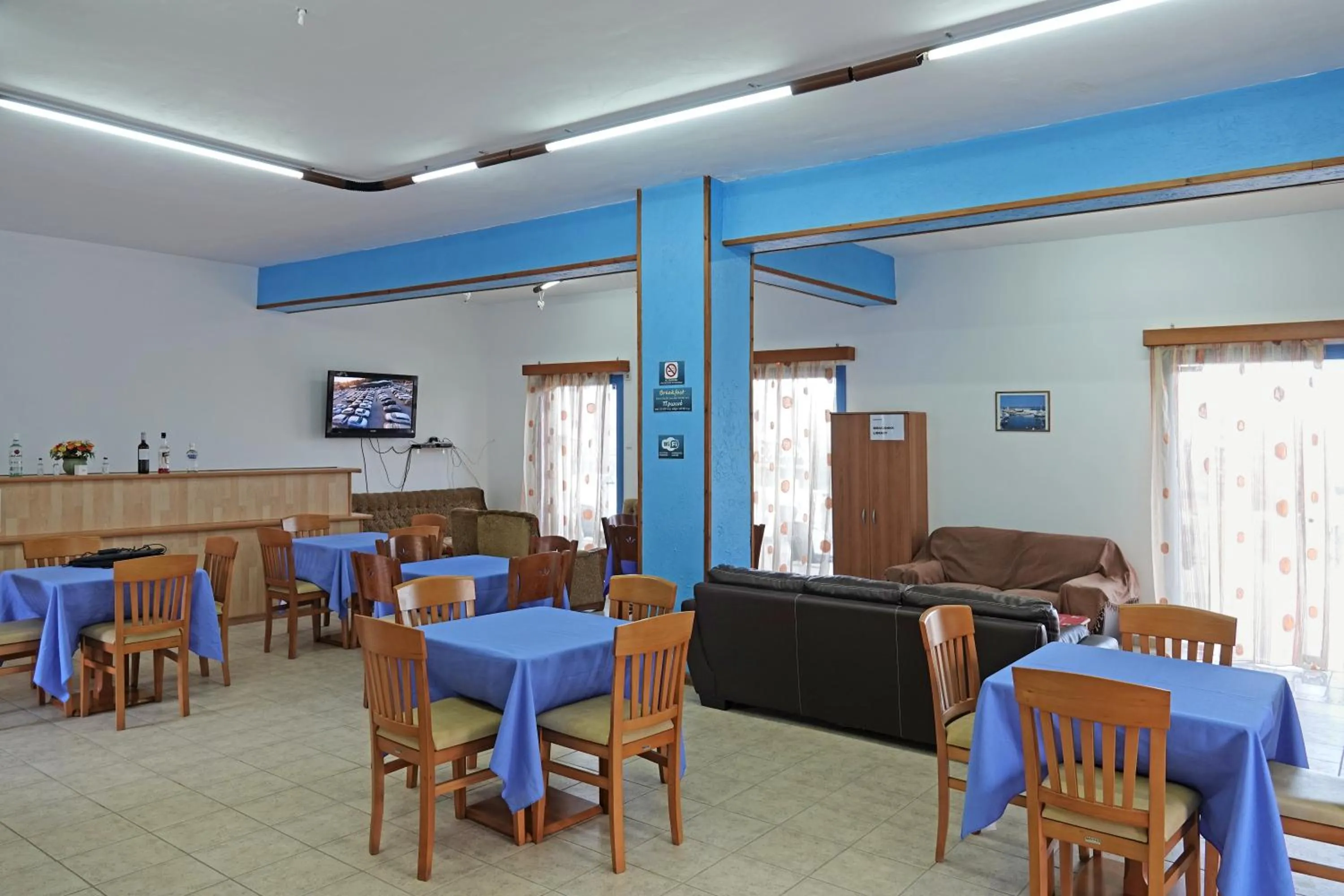 Restaurant/places to eat in Aeriko Hotel Apartments