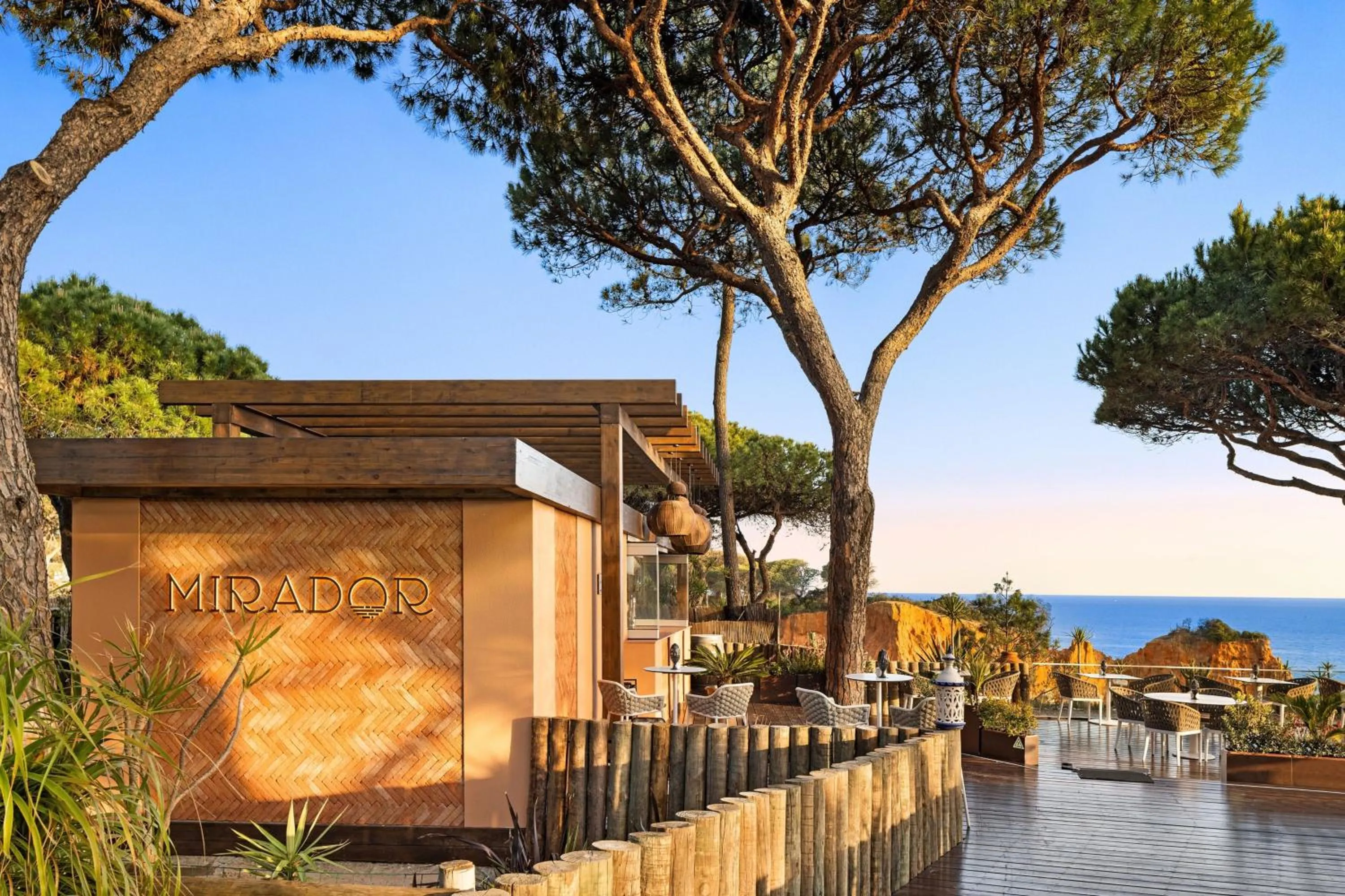 Lounge or bar in Pine Cliffs Hotel, a Luxury Collection Resort, Algarve